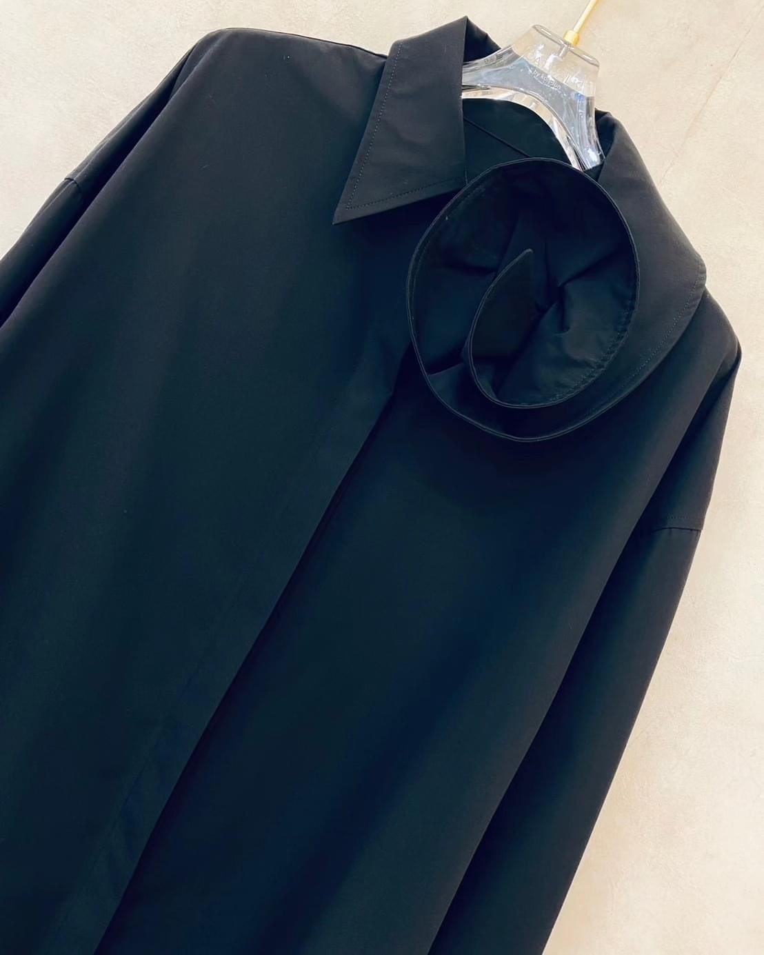 เสื้อเชิ้ตปกคอดอกไม้ ตัวเสื้อเป็นทรงปล่อยๆเท่ห์ๆ คอปกดีไซน์ให้เป็นดอกกุหลาบ ตะเข็บด้านในตัวเสื้อเย็บเก็บขอบอย่างละเอียด เนื้อผ้าเกรดเอ ใส่สบาย : สินค้าคุณภาพ (พร้อมส่ง)