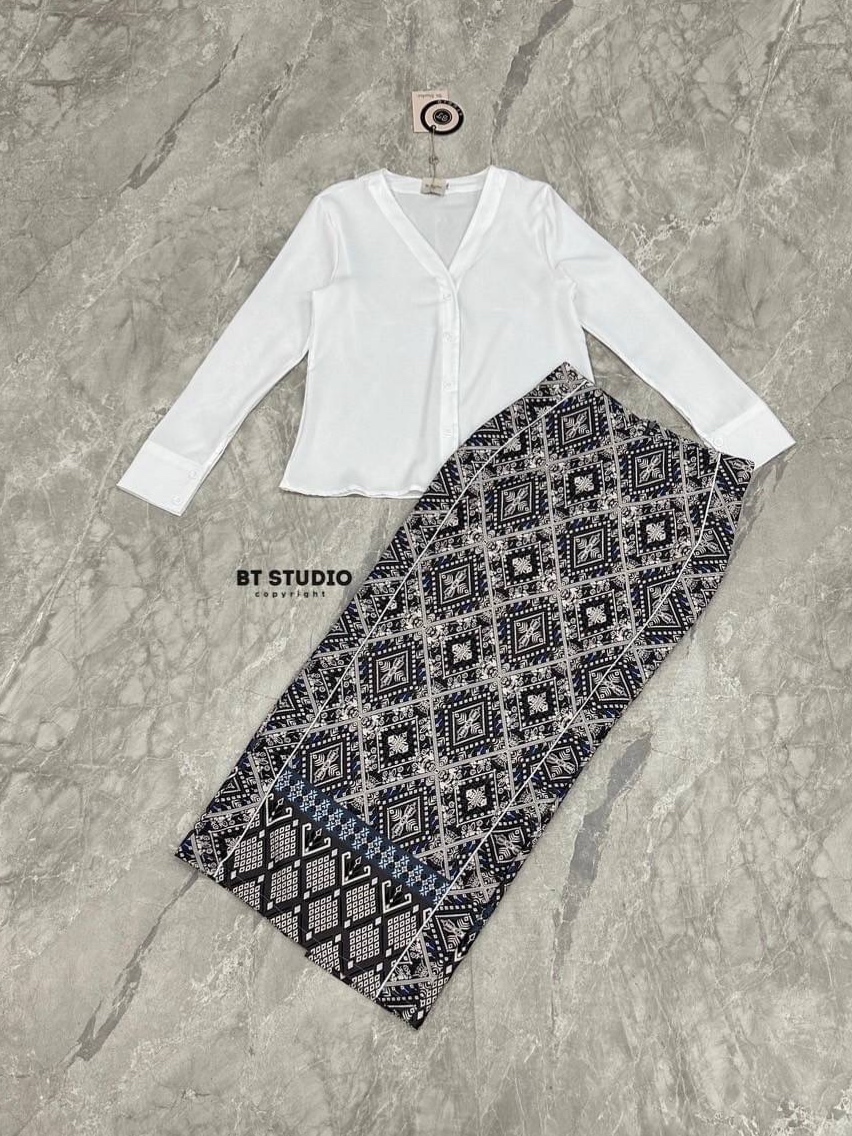 เซท 2 ชิ้น เสื้อเชิ้ตสีขาวแขนยาวคอวีกระดุมหน้า แมทซ์กับกระโปรงลายผ้าไทยประยุกต์ยาวผ่าหลัง แต่งกุ้นเส้นแทบสองข้าง งานสวยเนื้อผ้าดี สินค้าคุณภาพ (พร้อมส่ง)