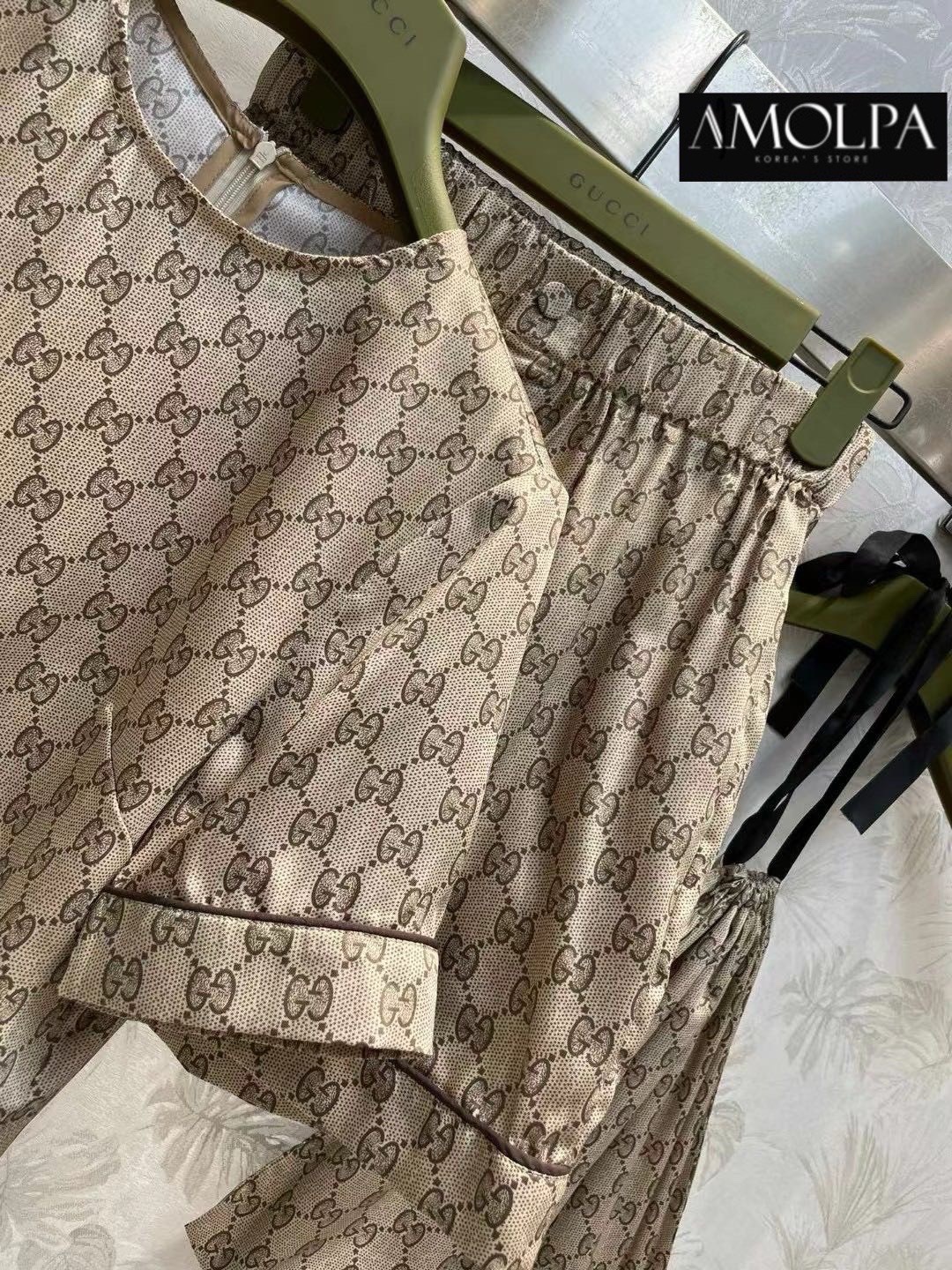 SET GUCCI PAJAMAS SILK 2024SS งาน HIEND – TOP GRADE ผ้าดี มีน้ำหนักสุดๆ เย็นมากๆ ห้ามพลาดเลยน๊า สวยสุดๆ : สินค้าคุณภาพ (พร้อมส่ง)