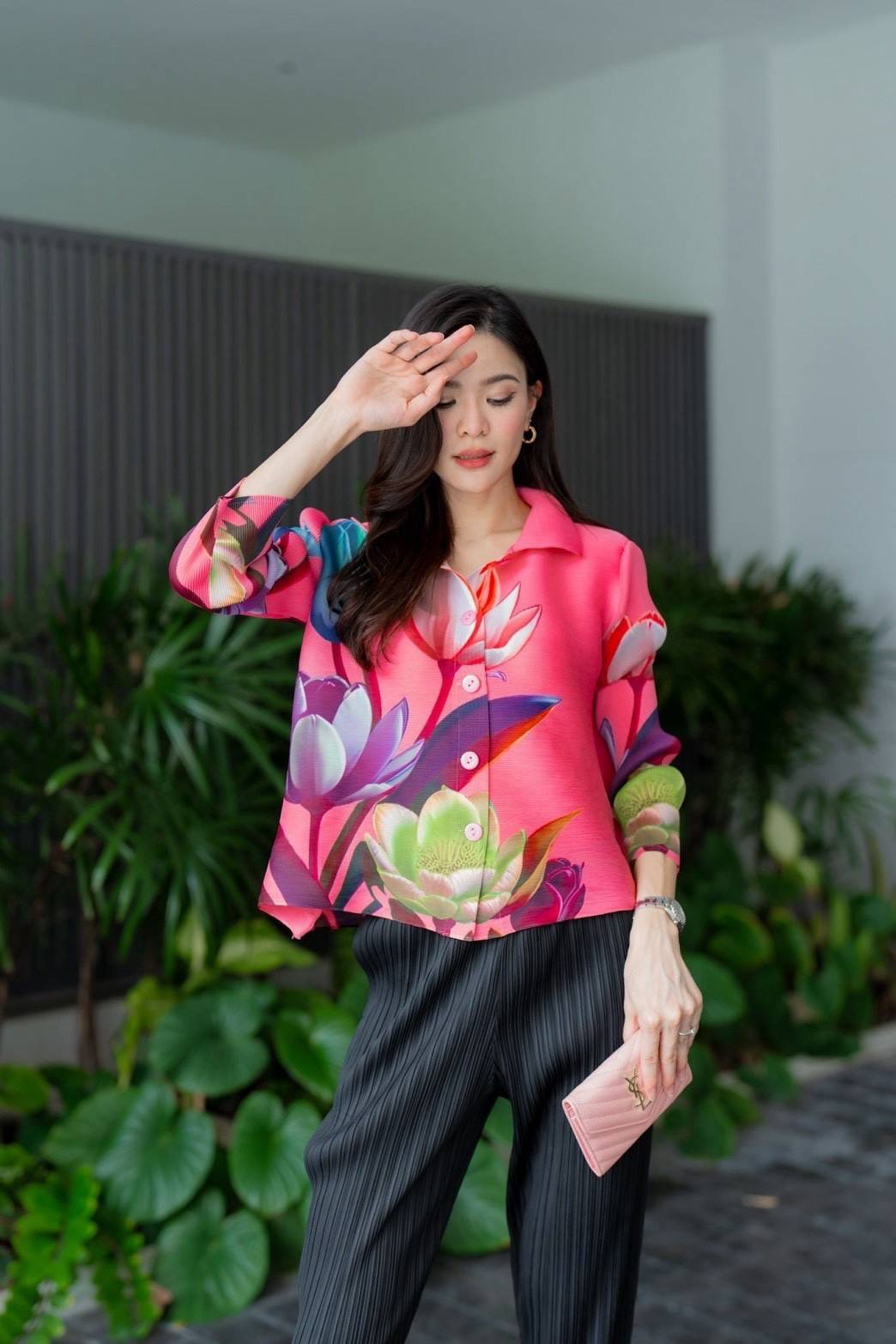 เสื้อคอจีน พิมพ์ลายดอกไม้สวยๆ เพิ่มดีเทลความเริ่ด 🍂🌻🌸🌷 ด้วยแพตเทิร์น แขนยาว พิมพ์ลายรอบตัว และช่วงแขน สีสดใส เริ่ดๆ งานอัดพลีทแน่น ใส่สบาย : สินค้าคุณภาพ (พร้อมส่ง)