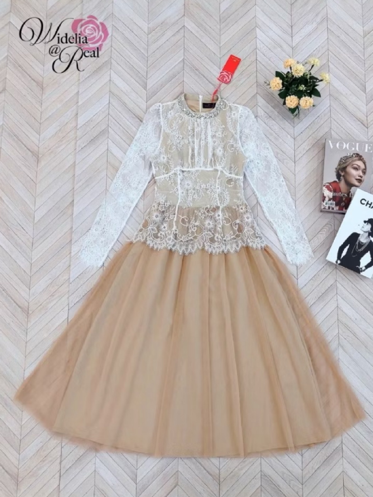 Maxi dress แม็กซี่เดรสตัวยาว แขนยาว คอเย็บเพชร ช่วงบนเนื้อผ้าลูกไม้เนื้อนิ่มใส่สบายผิวมาก ช่วงกระโปรงเป็นผ้ามุ้งเนื้อนุ่มใส่สบายผิวเช่นเดียวกัน ซิปหลัง ใส่สบาย : สินค้าคุณภาพ (พร้อมส่ง)