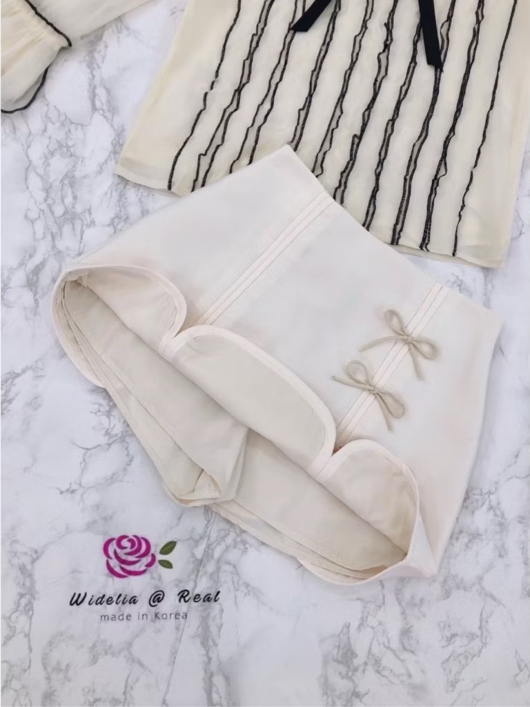 Set :: เสื้อแขนยาวตัวสวยบอกเลยแพทเทิ้ลสวยเนี๊ยบสุดๆ ตัวเสื้อเลือกใช้ มาออกัลซ่าเนื้อสวย แต่งระบายเป็นริ้วสวยเด้ง แต่งโบเก๋ มาเข้าชุดพร้อมกับกระโปรงตัวสั้นสวย แต่งโบสวย มาพร้อมซับในขาสั้นในตัว ใส่สบาย : สินค้าคุณภาพ (พร้อมส่ง)