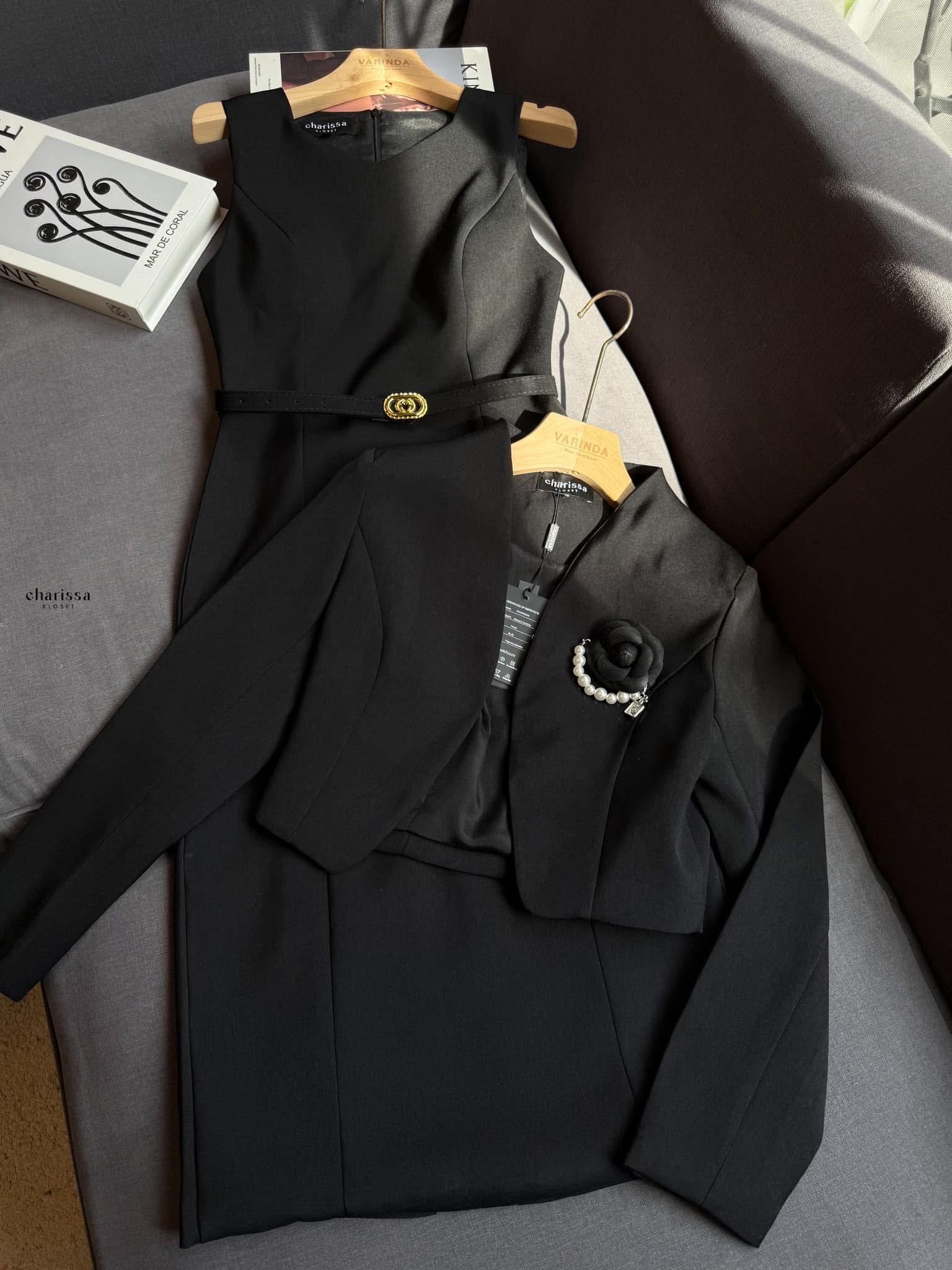 Set 4 ชิ้น เดรส เสื้อคลุม เข็มกลัด และเข็มขัด เดรสทรงสอบมาพร้อมเสื้อครอป เข็มขัด แถมฟรีเข็มกลัดดอกไม้ ใส่สบาย : สินค้าคุณภาพ (พร้อมส่ง)