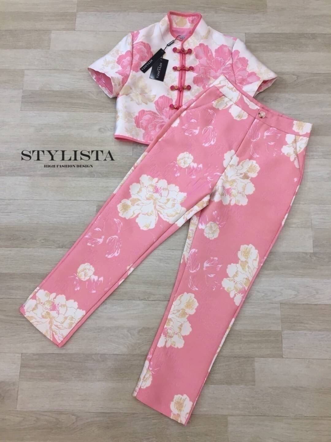 กี่เพ้า เซตเสื้อแขนสั้น กางเกงขายาวคัตติ้งสวยเปะ ตัดเย็บจากผ้าเนื้อดี ดูดีเหมือนเซเลปเลยค่ะ สวยเปะเวอร์ ใส่สบาย : สินค้าคุณภาพ (พร้อมส่ง)