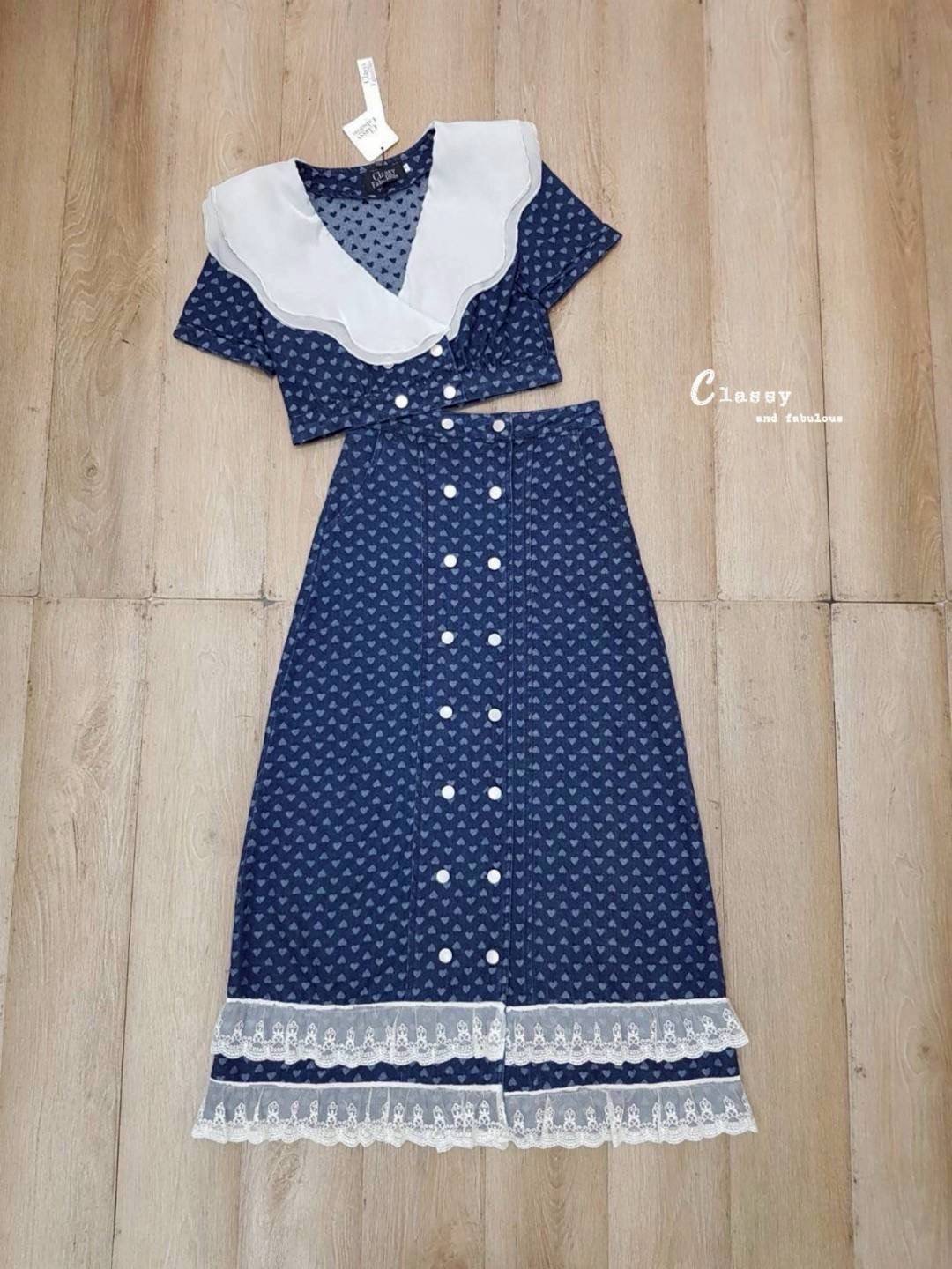 เซตเสื้อยีนส์พิมลายหัวใจคอระบายคอวี 2ชั้นสีขาว แขนสั้นกระดุมหน้าถอดได้จริง+กระโปรงยาวยีนส์พิมลายรูปหัวใจ ใส่สบาย : สินค้าคุณภาพ (พร้อมส่ง)