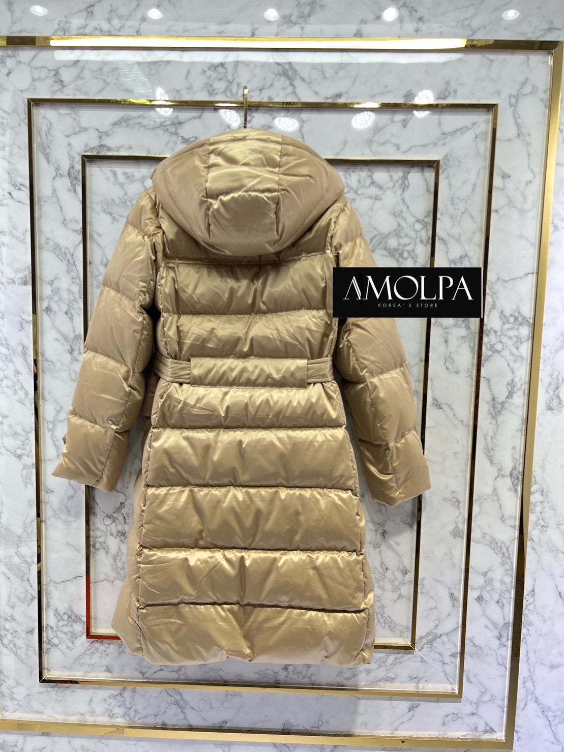 LONG JACKET WITH BELT งานแบรนด์ ช่วงฮู๊ดด้านใน แต่งด้วยงานขนมิ้งหนานุ่มแน่น มาพร้อมเข็มขัด งานผ้าอย่างดี เหมือนช๊อปเด๊ะ : สินค้าคุณภาพ (พร้อมส่ง)