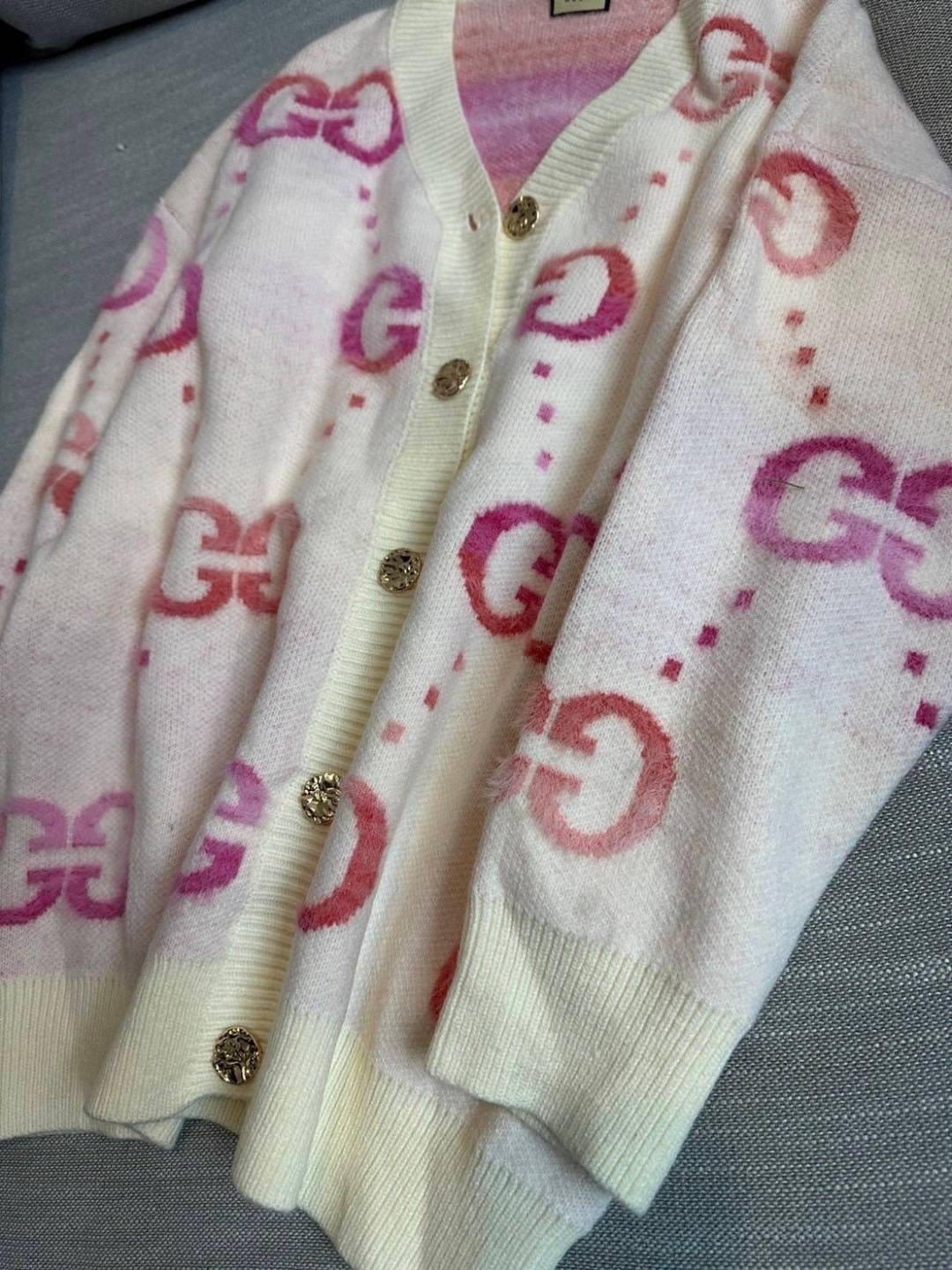 เสื้อคลุมไหมพรมตัวยาวลายสีขาวลายโลโก้ แบรนด์สีชมพูทั้งตัว GG ใส่สบาย : สินค้าคุณภาพ (พร้อมส่ง)