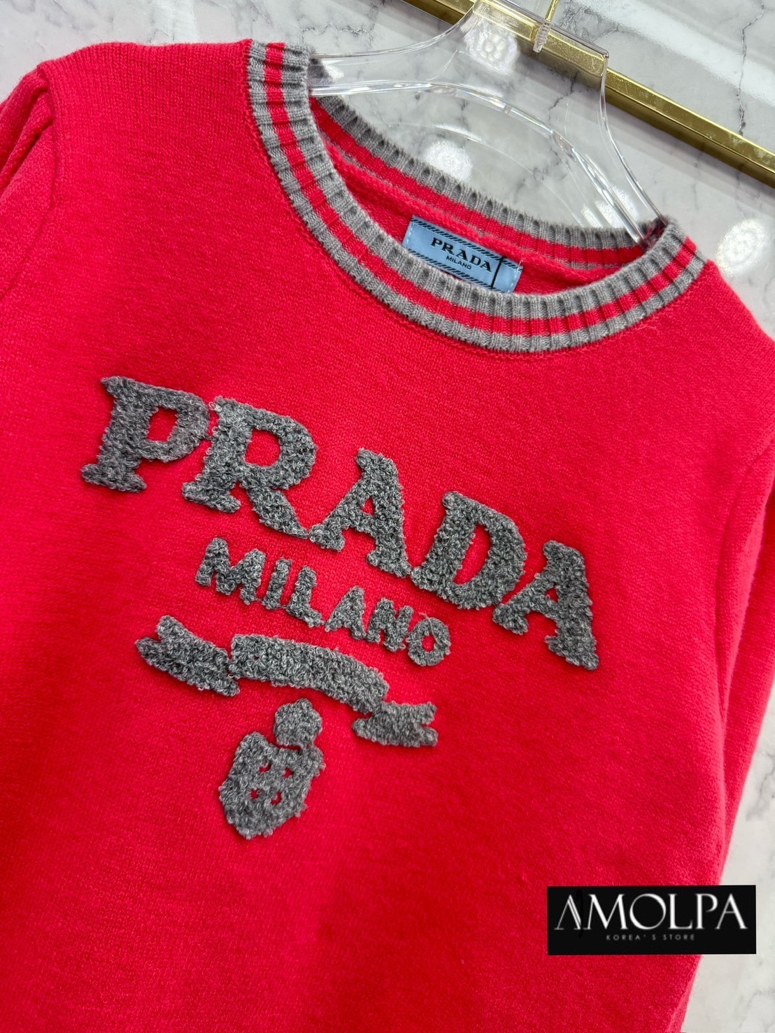 SWEATER PRADA KNIT งาน Hiend ตัวเสื้อเป็นงานไหมพรมระดับหนานุ่มแน่นๆ เนื้องานละเอียดมาก เนื้องานตามช๊อป ชน ช๊อปเลยนะคะ ใส่สบาย : สินค้าคุณภาพ (พร้อมส่ง)