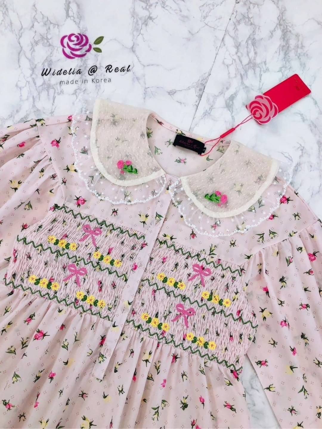 Dress เดรสยาวตัวสวยทรงดี รุ่นนี้น่ารัก มากแม่ เนื้อผ้าสวยอย่างดีใส่สบายสีสันน่ารักละมุน ช่วงอกดึงสม๊อคย่นเก๋ พร้อมปักแต่งลวดลายน่ารัก : สินค้าคุณภาพ (พร้อมส่ง)