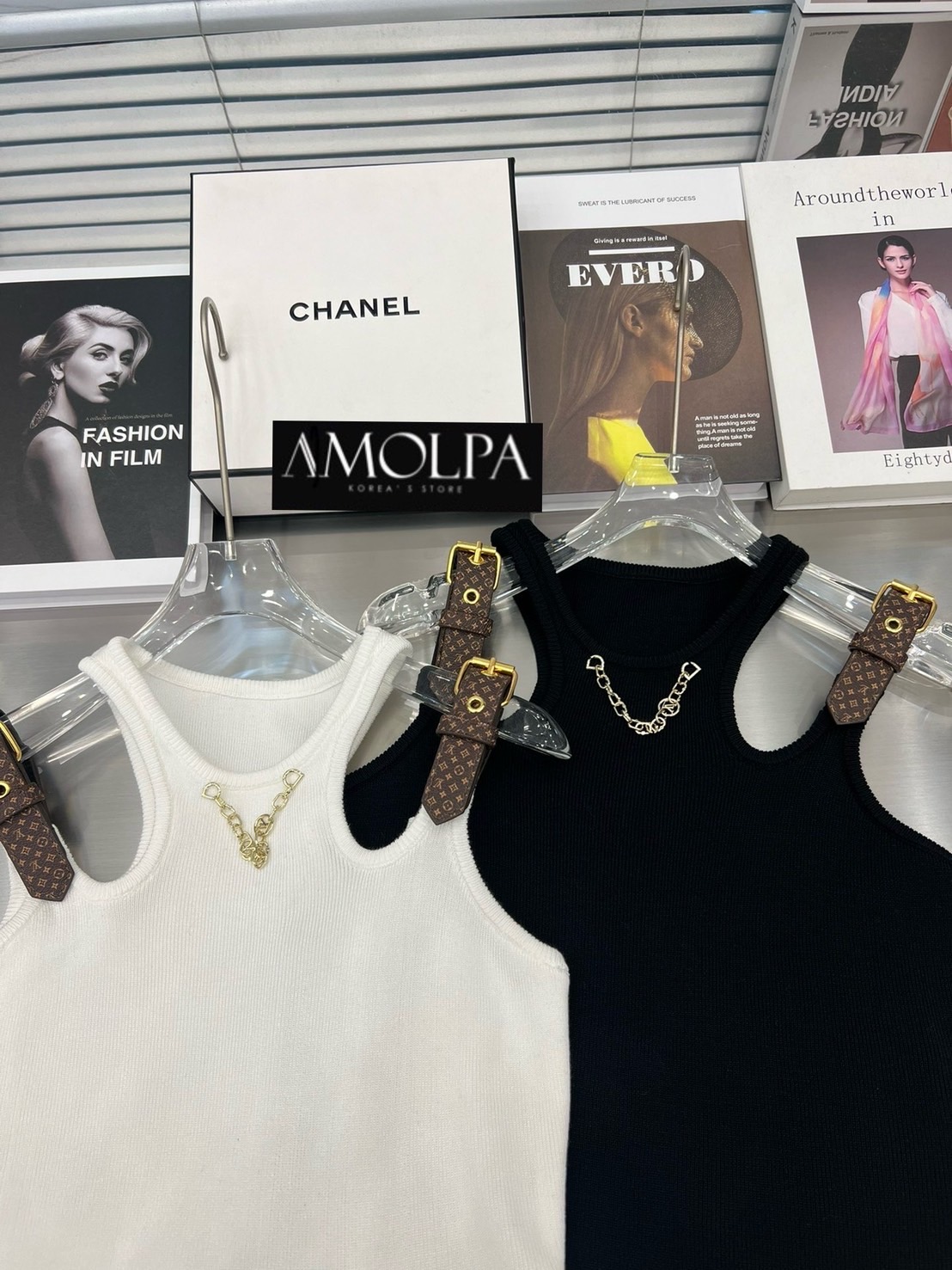 เสื้อกล้าม LV บ่าหนังMONOGRAMS แต่งอะไหล่สร้อยช่วงคอ เนื้อผ้าร่องผ้าอย่างดี ชนช๊อป งานสวย ใส่สบาย : สินค้าคุณภาพ (พร้อมส่ง)