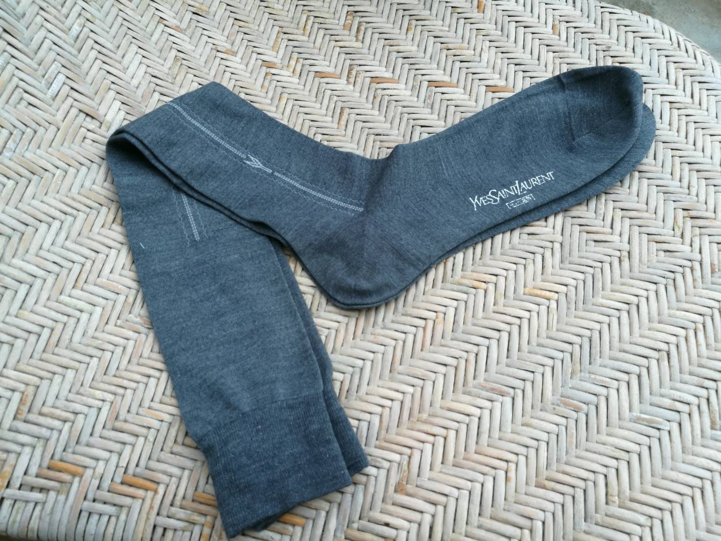 ถุงเท้าชาย Yves Saint Laurent แบบยาวถึงเข่า