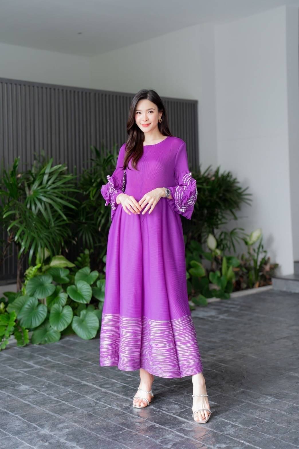 เดรสตัวยาวอัดพลีท คอกลม ทรงแขนตุ๊กตา แต่งพุ่มดอกกุหลาบชายแขน 🌹🌹เกรด Premium 👍🏻 ใส่สบาย : สินค้าคุณภาพ (พร้อมส่ง)