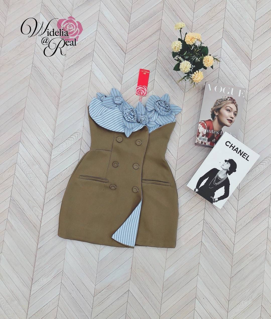 Dress เดรสเกาะอก อกเย็บดอกไม้ป๊อบอัพ อกมีฟองน้ำ ซิปหลัง แต่งกระดุมหน้า เนื้อผ้าหนา มีน้ำหนัก ชุดนี้งานสวยค่ะ ทรงเป๊ะมากๆ ใส่สบาย : สินค้าคุณภาพ (พร้อมส่ง)