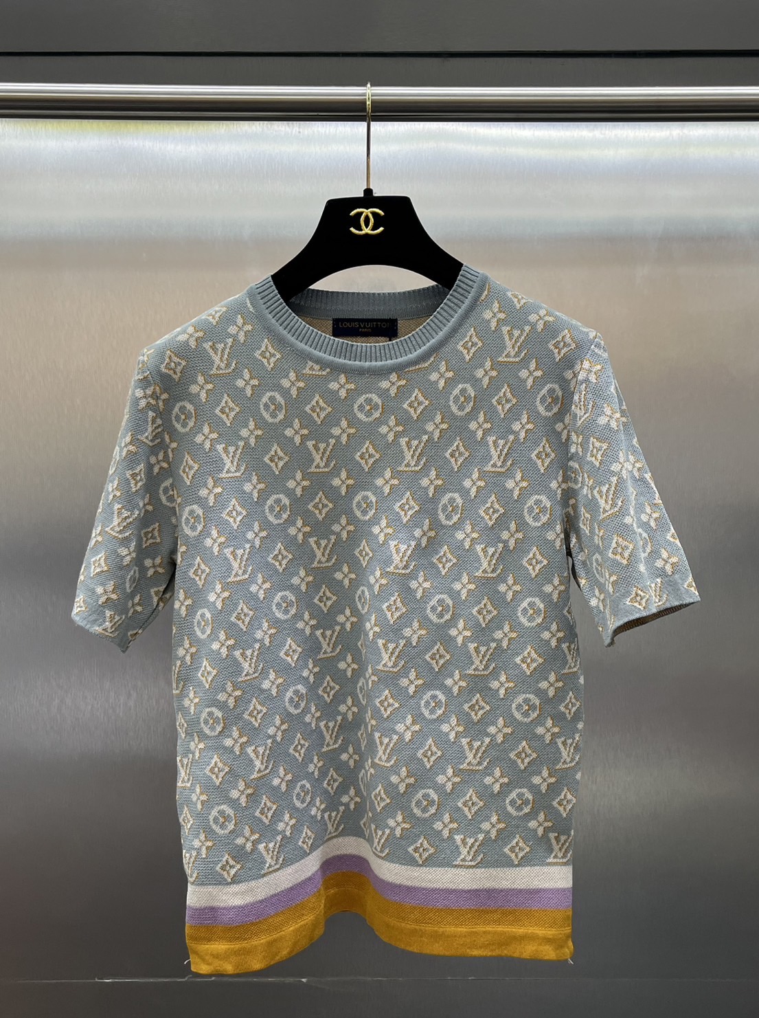 เสื้อผ้านิต LV ทอลายmonogram ลายสวยคมชัด ต่อลายชาย เสื้อ งานสวยเรียบหรู คลาสสิค : สินค้าคุณภาพ (พร้อมส่ง)