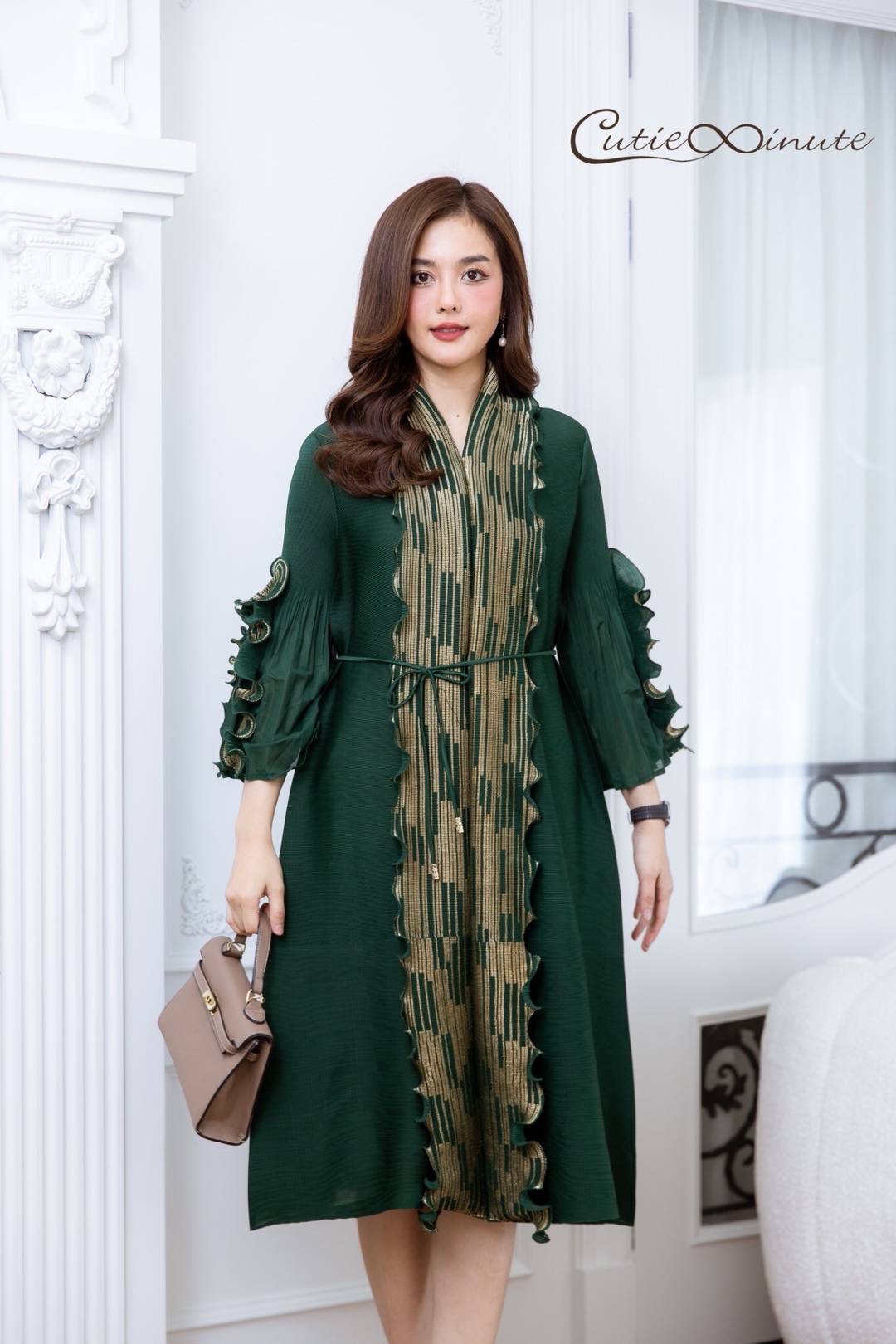 เดรสงานอัดพลีทเกรดพรีเมี่ยมสุดอลังการ งานแต่งระบายด้วยผ้าดิ้นทอง มีเชือกผูกเอว ใส่สบาย : สินค้าคุณภาพ (พร้อมส่ง)