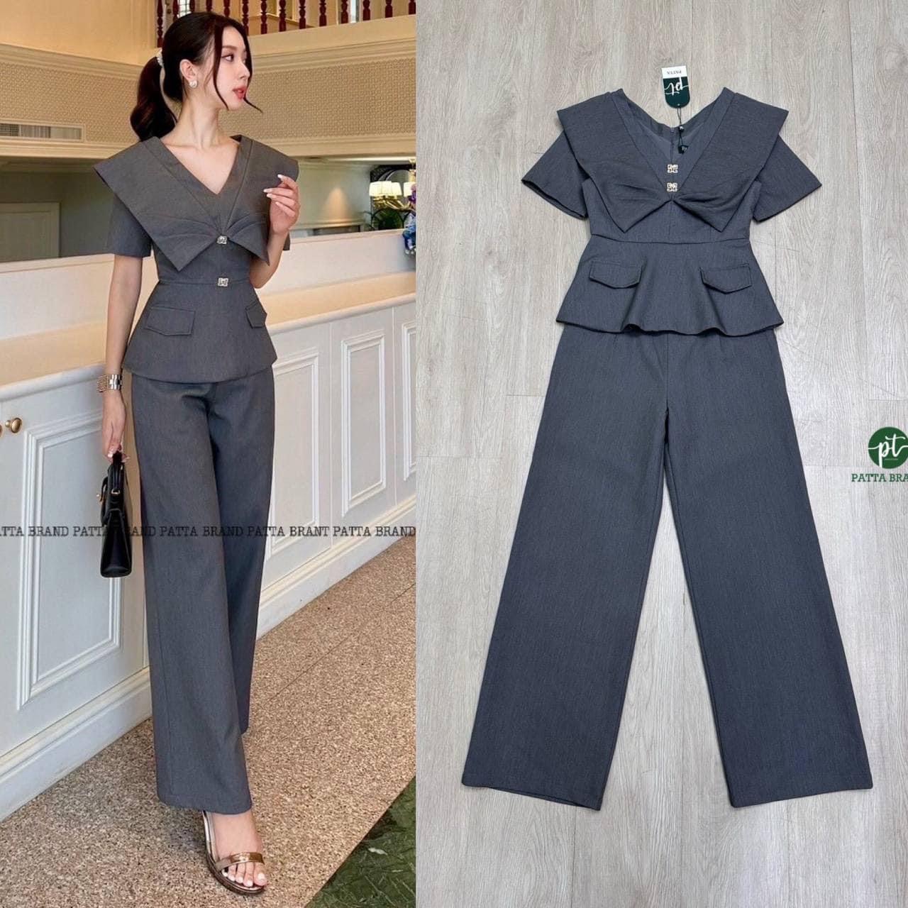 Set 2 ชิ้น สีเทาเสื้อตัวยาวดีไซน์คอวี แขนสั้นแต่งผ้าเป็นปกใหญ่คลุมถึงช่วงไหล่ เดิน ตะเข็บเป็นเส้นสร้างเทกเจอร์ และแต่งเข็มกลัด อะไหล่ทองช่วงอก ( มีซิปหลังซ่อนอย่างดี ) ชาย เสื้อแต่งปกกระเป๋าหลอกทั้งสองข้าง มาพร้อมกับ กางเกงขายาวทรงกระบอกใหญ่ ใส่สบาย : สิน