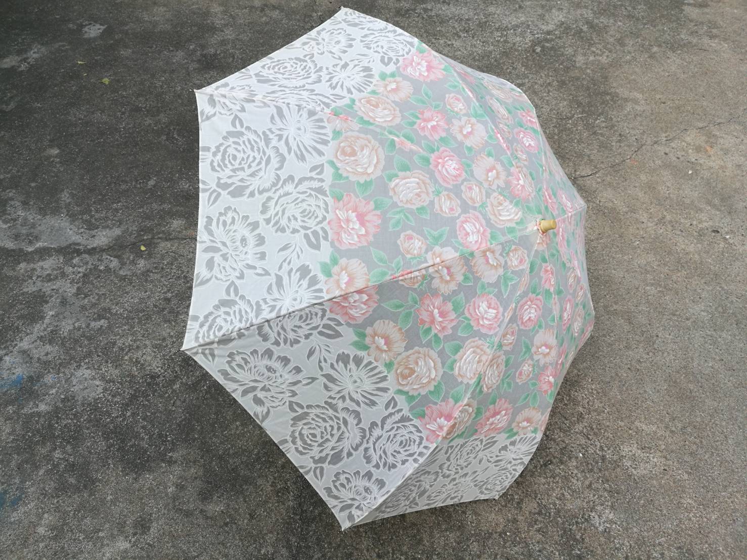 ร่มพับลายดอกไม้ สวยมาก ด้ามจับเป็นไม้ (ของใหม่)