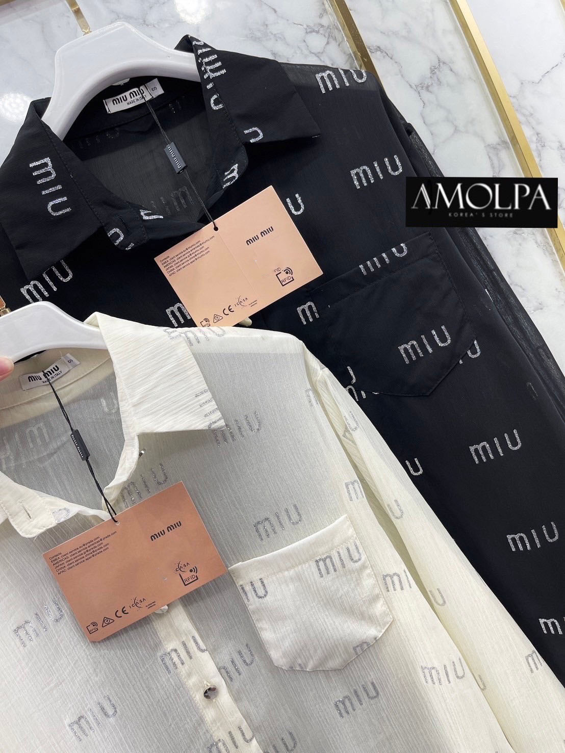เสื้อเชิ้ตซีทรู MIU MIU หน้าสั้น หลังยาว ปิดก้น ปิดสะโพก สวยหรูดูแพง แสงออก ดีเทลละเอียดทุกจุด ลายใหม่ ใส่สบาย : สินค้าคุณภาพ (พร้อมส่ง)