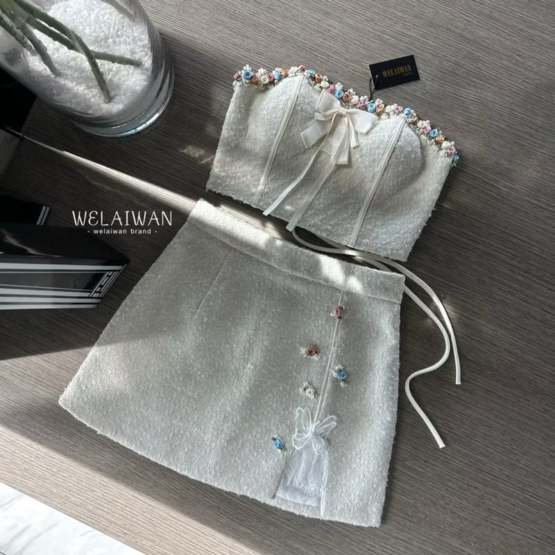 ชุดเซทเสื้อเกะอก ตัวเสื้อเป็นผ้าทวิตสีครีมเนื้อนุ่ม ปักด้วยดอกไม้สลับมุกน่ารักแพงสุด มีเข็มกลัดโบว์ ซิปด้านข้าง มีซับใน ใส่สบาย : สินค้าคุณภาพ (พร้อมส่ง)