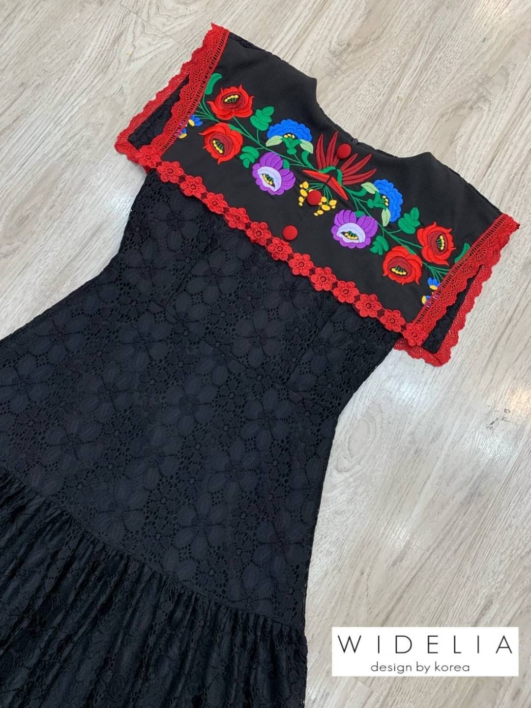 เดรสคอปกปักดอกไม้แบบเน้นๆ แขนกุดลายสวยตัวเดรสใช้ผ้าลูกไม้ในการตัดเย็บ ช่วงเอวเข้ารูปการออกแบบตัดเย็บเนี๊ยบสุดๆ คัตติ้งเป๊ะ สินค้าคุณภาพ (พร้อมส่ง)