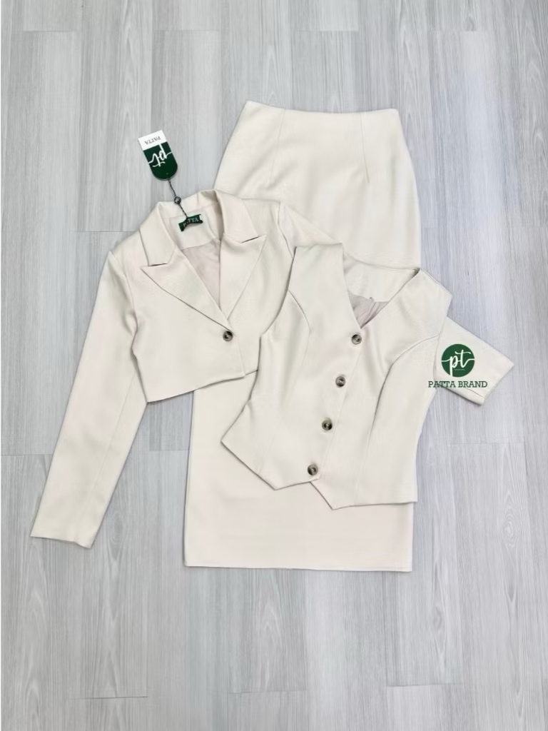 เซต3ชิ้น สีครีม เสื้อคลุมแขนยาวตัวสั้นมีกระดุมหน้า มาคู่กับเสื้อแขนกุดตัวในมีกระดุมหน้าเรียงยาว ดีไซน์สวย คุ้มสุดๆ มาพร้อมกับกระโปรงยาวทรงสอบ ใส่สบาย : สินค้าคุณภาพ (พร้อมส่ง)