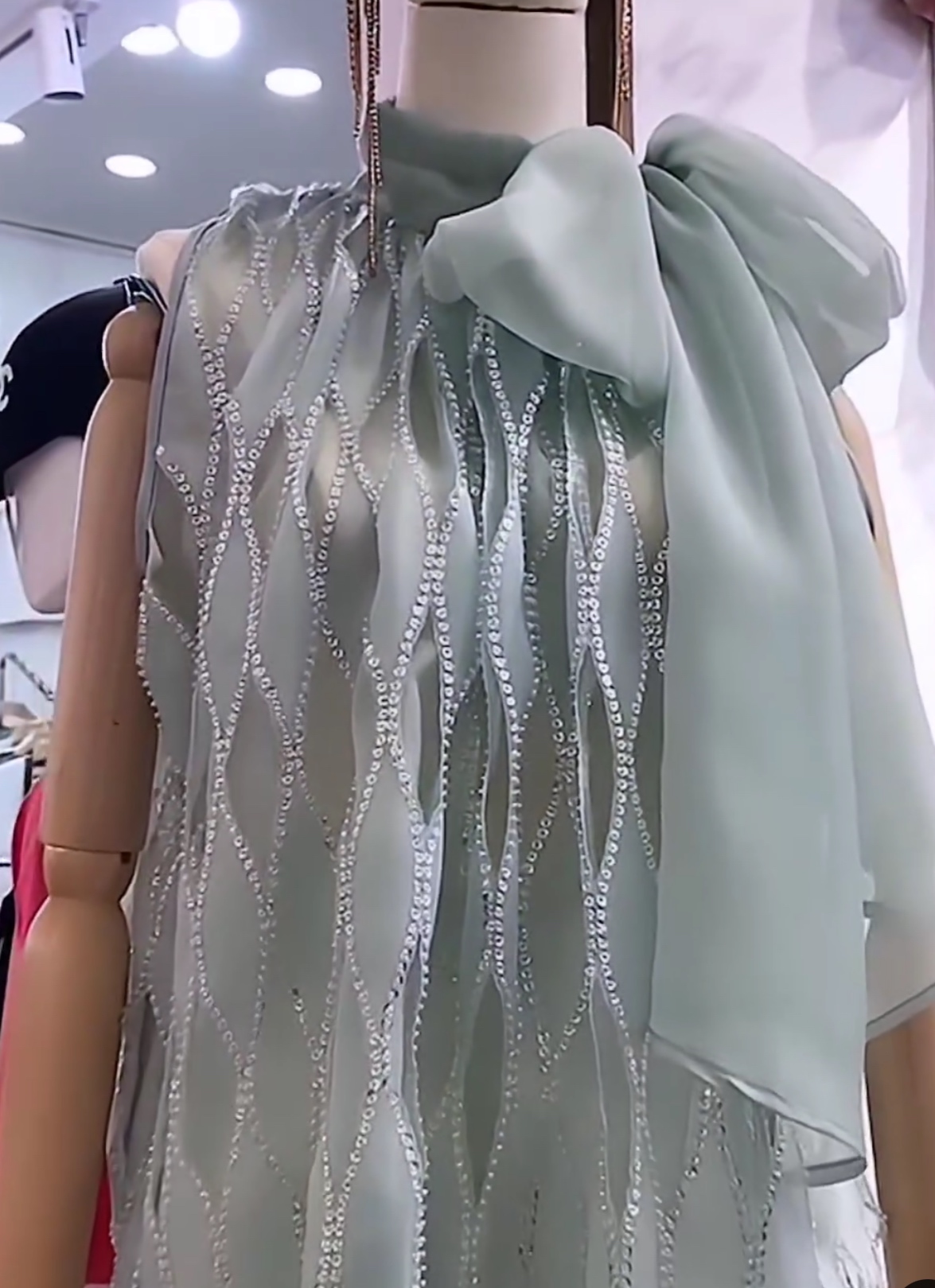 เสื้อชีฟองฉลุปักเลื่อม เนื้อผ้าชีฟองเกรดเอ ฉลุปักแต่งด้วยเลื่อมคริสตรัลดูหรูมาก ช่วงคอผูกเป็นโบว์น่ารักสุดๆ ด้านในใช้ผ้าซับใน ใส่สบาย : สินค้าคุณภาพ (พร้อมส่ง)