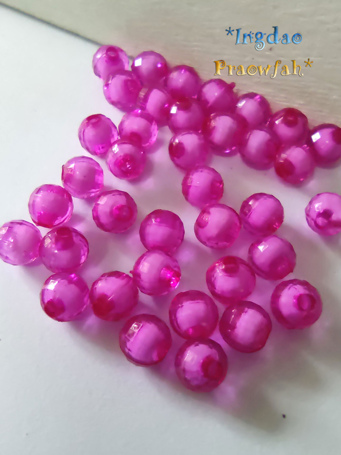 5036spk ลูกปัดอะครีลิคกลมตัดเหลี่ยมสอดใส้ลูกปัดกลมขาว ขนาด 6 มิล. สีชมพูเข้ม (10 กรัม/90 ชิ้น)