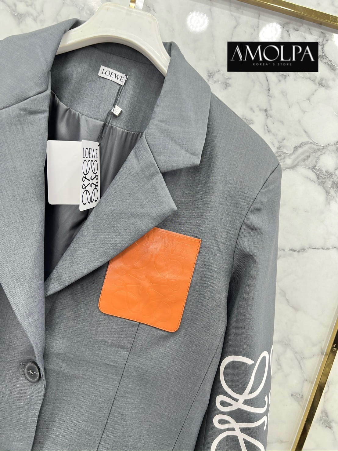 BLAZER LOEWE 2024SS งาน hiend งานสูท ดูหรูดูแพงงงง จับเนื้อผ้าดีสุดๆ พรีเมียมเกินบรรยาย ใส่สบาย : สินค้าคุณภาพ (พร้อมส่ง)