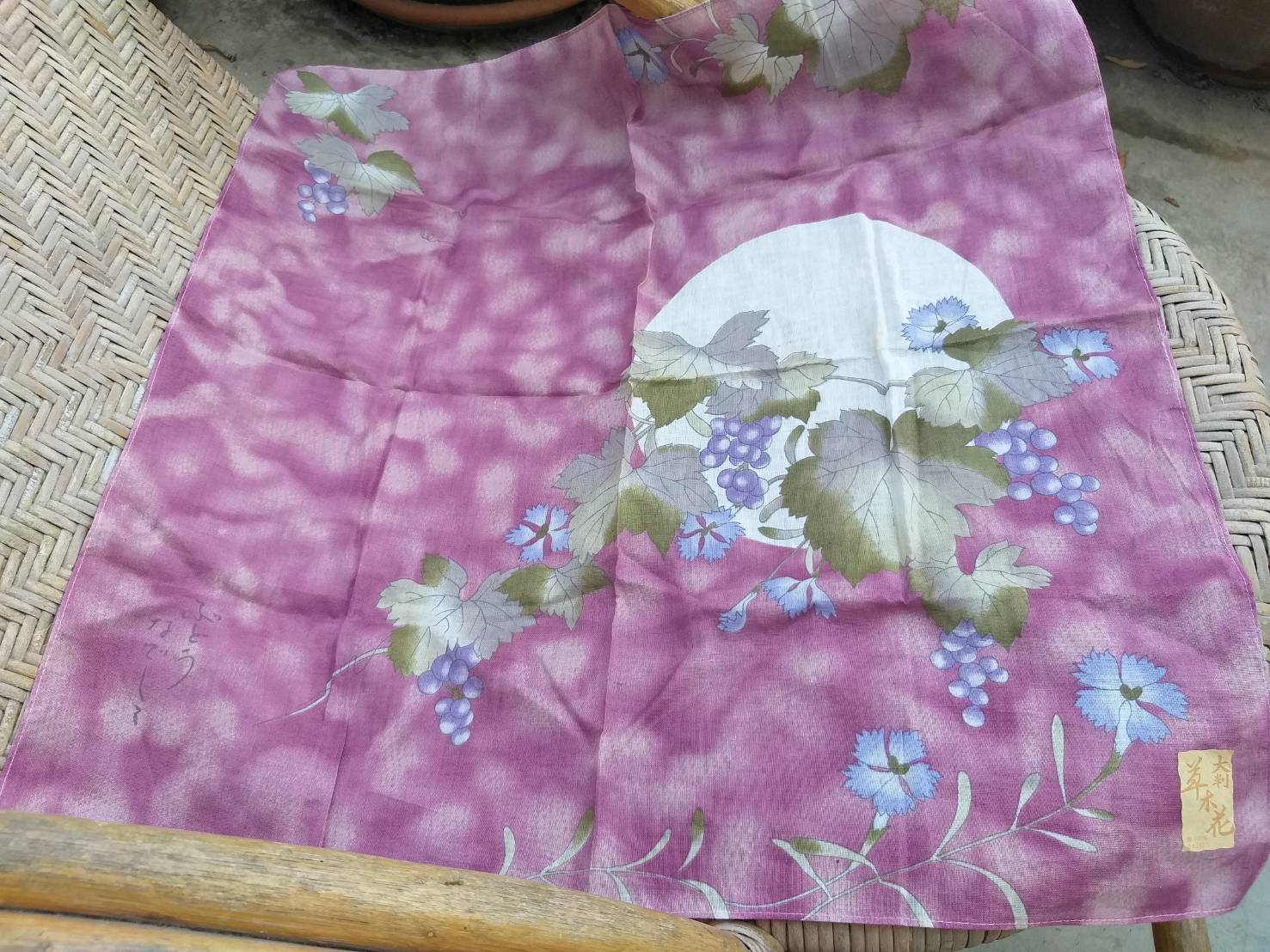 ผ้าเช็ดหน้าลายพวงองุ่น สวยเก๋ค่ะ