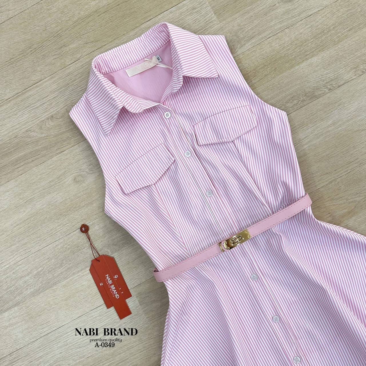 เดรสคอปก แขนกุดทรงสวย สีขาวชมพู กระดุมหน้า ผ้าดีมาก ไม่คัน เข้าเซทกับเข็มขัดหนังชมพู หรูหราเกินมาก งานมีซับในอย่างดี ใส่สบาย : สินค้าคุณภาพ (พร้อมส่ง)