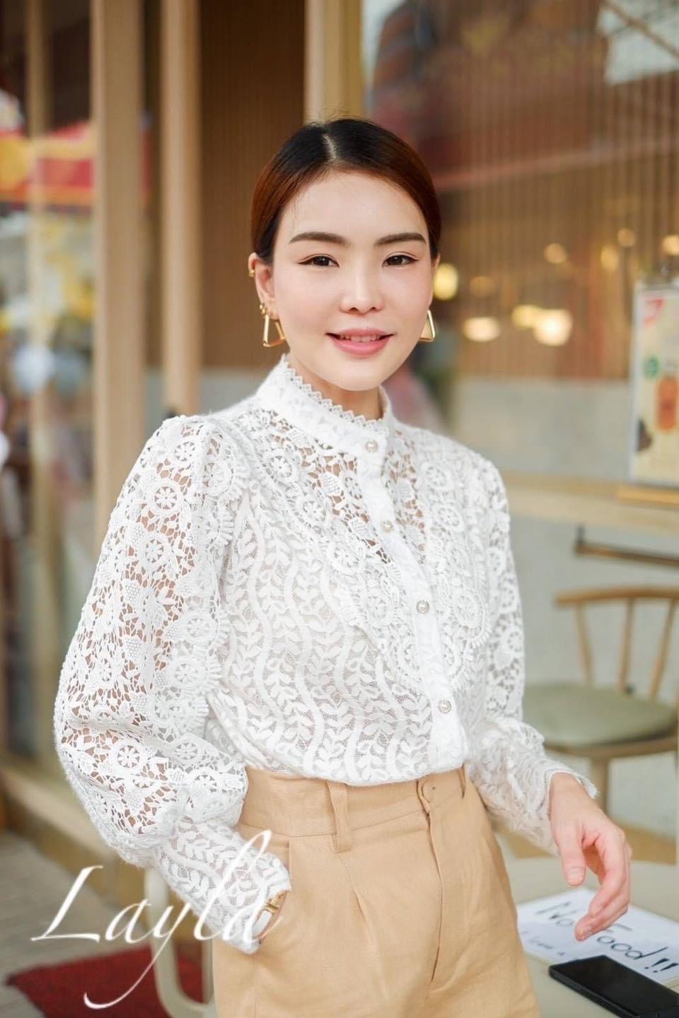 เสื้อลูกไม้สวยหรู ทรงเชิ้ตคอปิดกระดุมมุก หรูหรา ผ้าลูกไม้เนื้อนุ่มใส่สบาย แต่ลูกไม้ เกรดพรีมีช่วงอกและแขน งานสวยมากกก ใส่สบาย : สินค้าคุณภาพ (พร้อมส่ง)