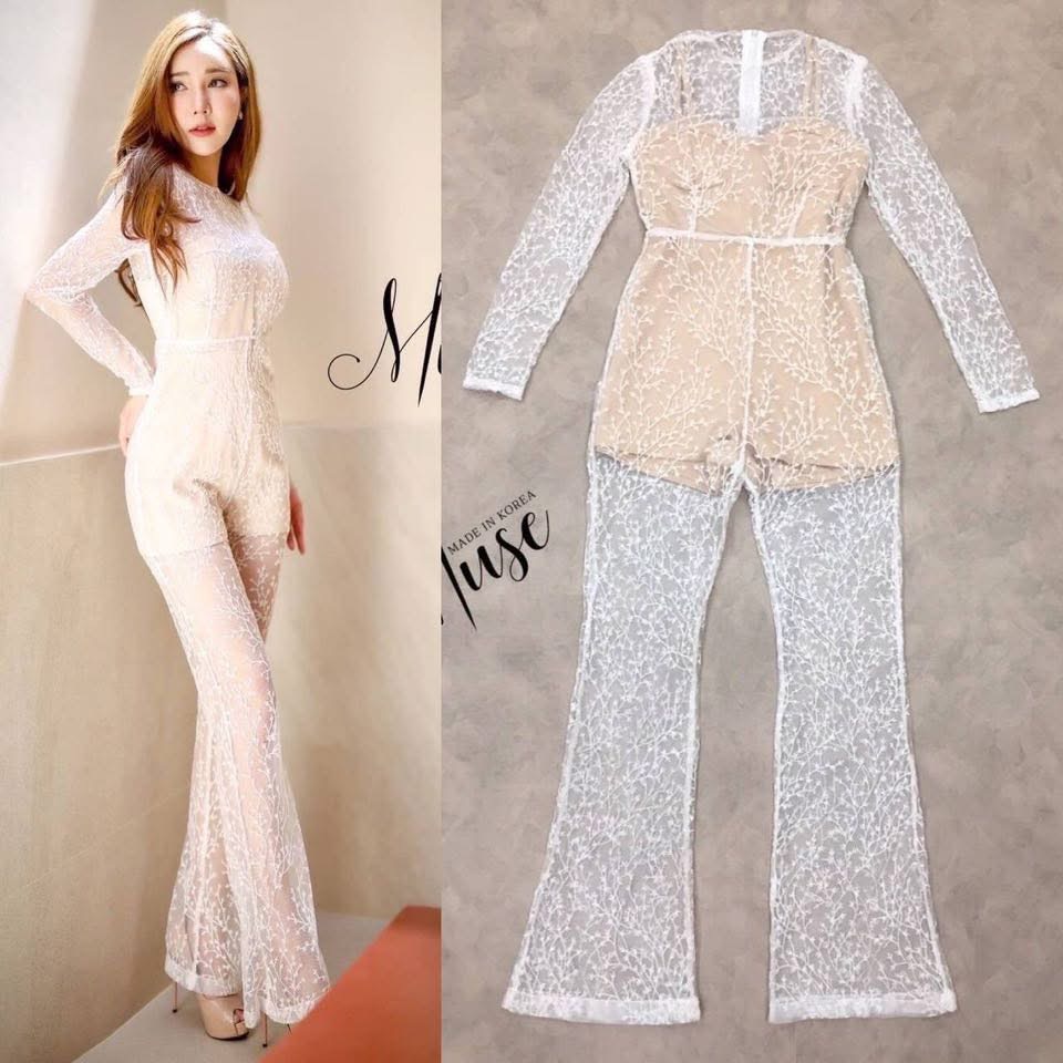 จั้มสูทลูกไม้ขายาวสีขาว ตัวผ้าเป็นงานปักทั้งตัว งานปักสวยๆแน่นๆเลยค่ะ ด้านในเป็นซับในสีครีมสวยเด่นตัดกับชุดสีขาว มาพร้อมเข็มขัดเส้นเล็กเข้าชุด. ใส่สบาย : สินค้าคุณภาพ (พร้อมส่ง)