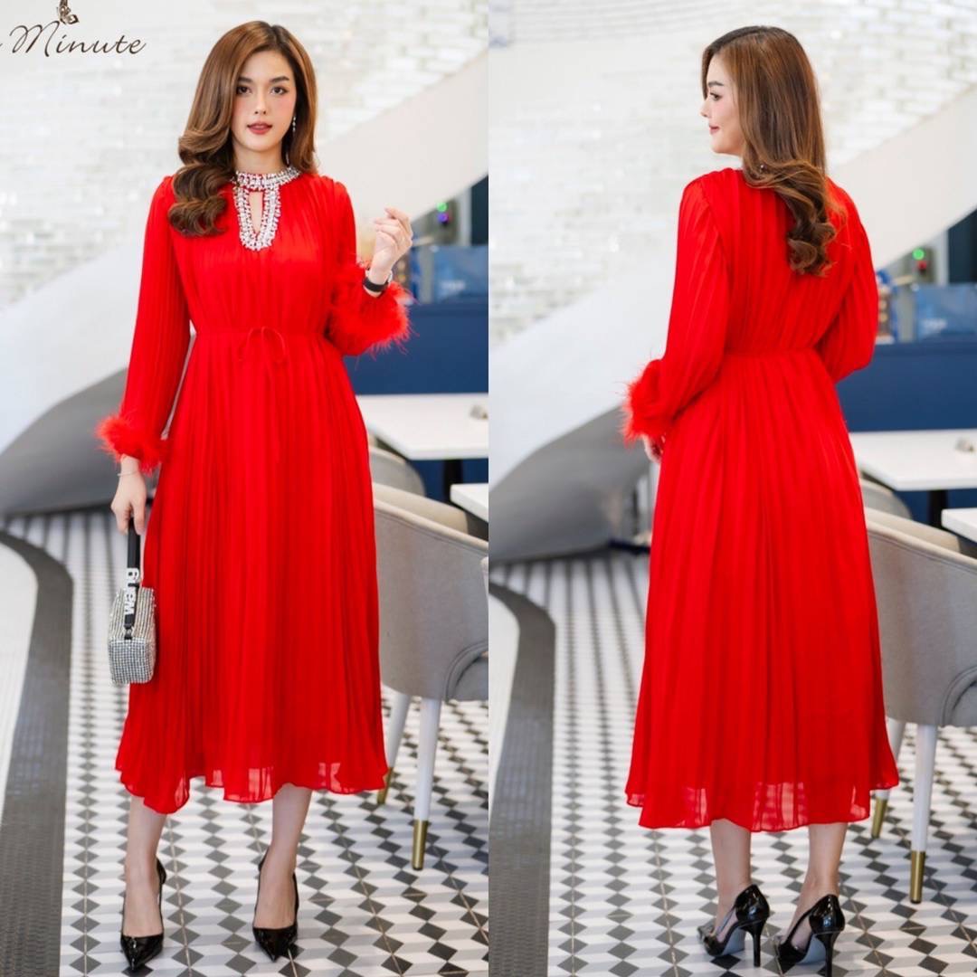 แม็กซี่เดรสผ้าชีฟองอัดพลีทคอประดับเพชรเม็ดใหญ่สุดอลังการ เพิ่มความเก๋ที่ปลายแขนด้วยขนนก มาพร้อมกับเชือกผูกเอว ชุดมีซับในทั้งตัว ใส่สบาย : สินค้าคุณภาพ (พร้อมส่ง)