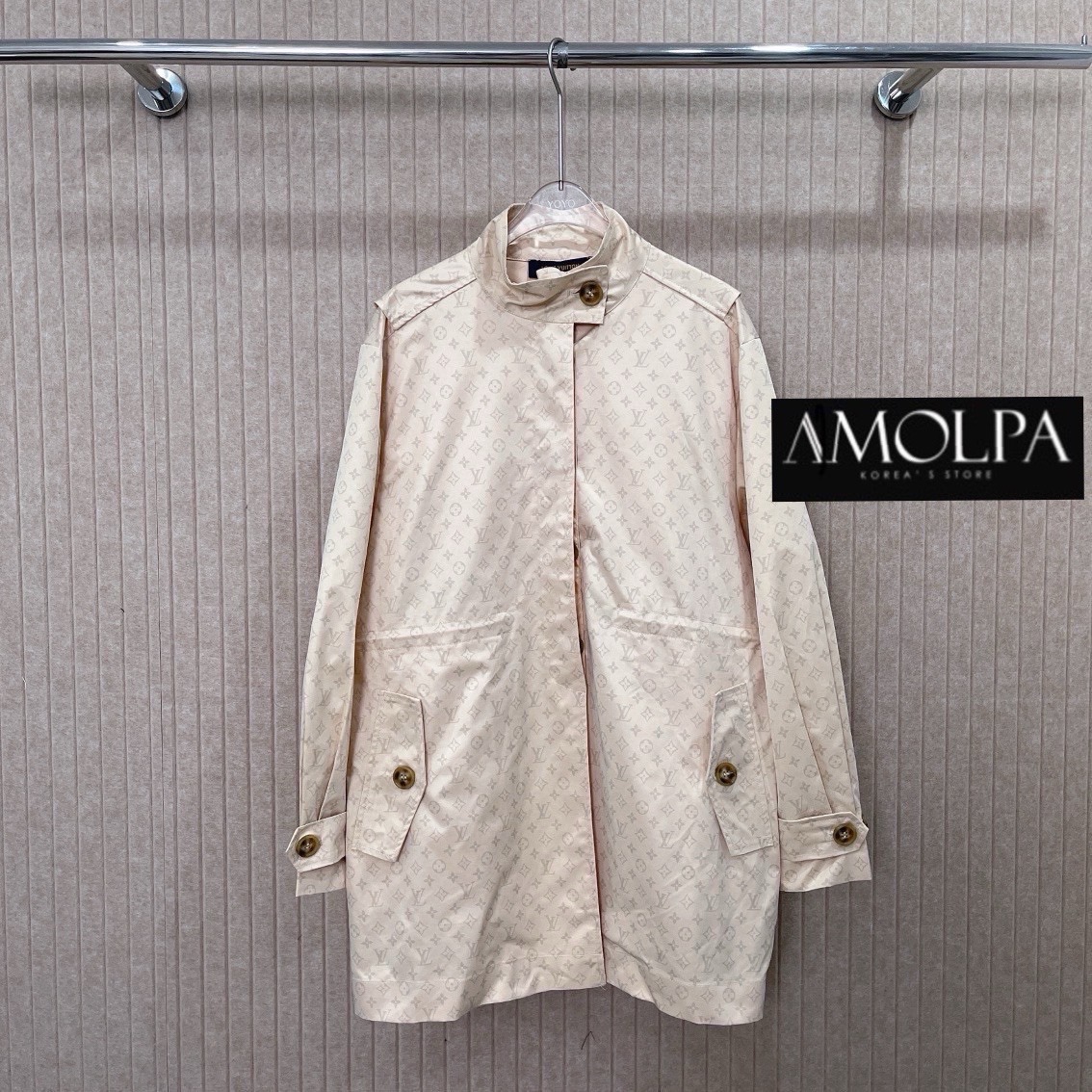 โค้ชตัวยาว MONOGRAM TOILE TRENCH COAT LOUIS VUITTON SS24 งานHIEND สุดๆ ห้ามพลาด งานดีสุดๆ ค่ะ ใส่แล้วสวย หรู ไฮโซ มาก : สินค้าคุณภาพ (พร้อมส่ง)