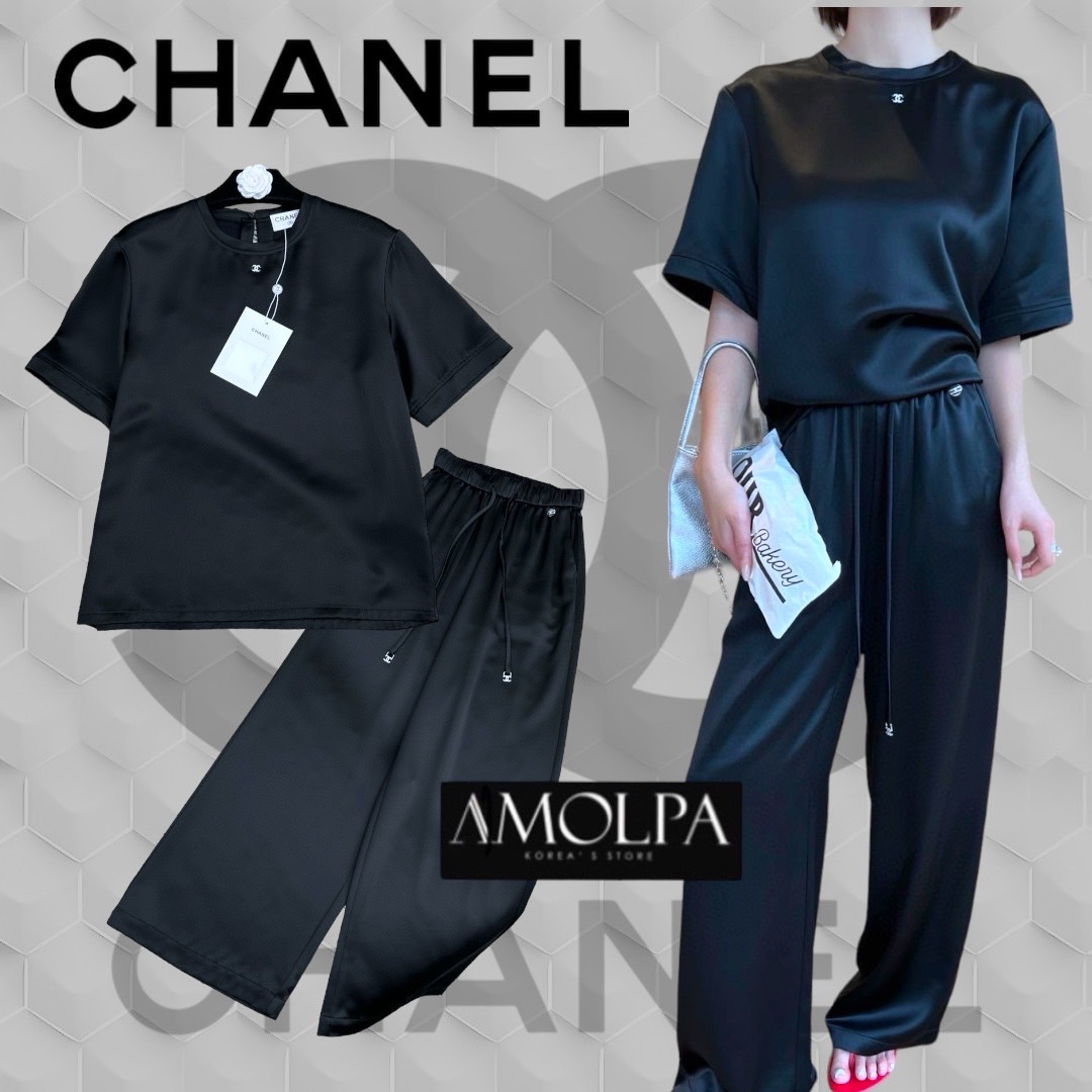 SET CC PAJAMAS SILK 2024SS ส๊วยยม๊ากกก ตัวเสื้อเป็นเสื้อแชนสั้น ติด LOGO มาพร้อมกางเกงสุดแสนน่ารักเข้ากันได้ดี๊ . สินค้าคุณภาพ (พร้อมส่ง)