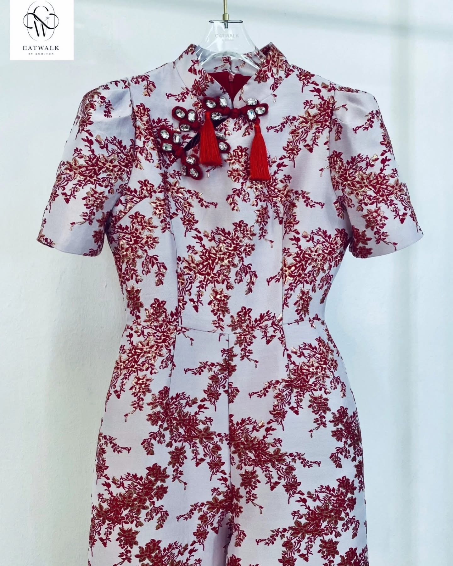 กี่เพ้า จั้มสูทกี่เพ้าน่ารักๆ เนื้อผ้าเกรดเอ ทอลายดอกไม้ในตัว ใส่สบาย : สินค้าคุณภาพ (พร้อมส่ง)