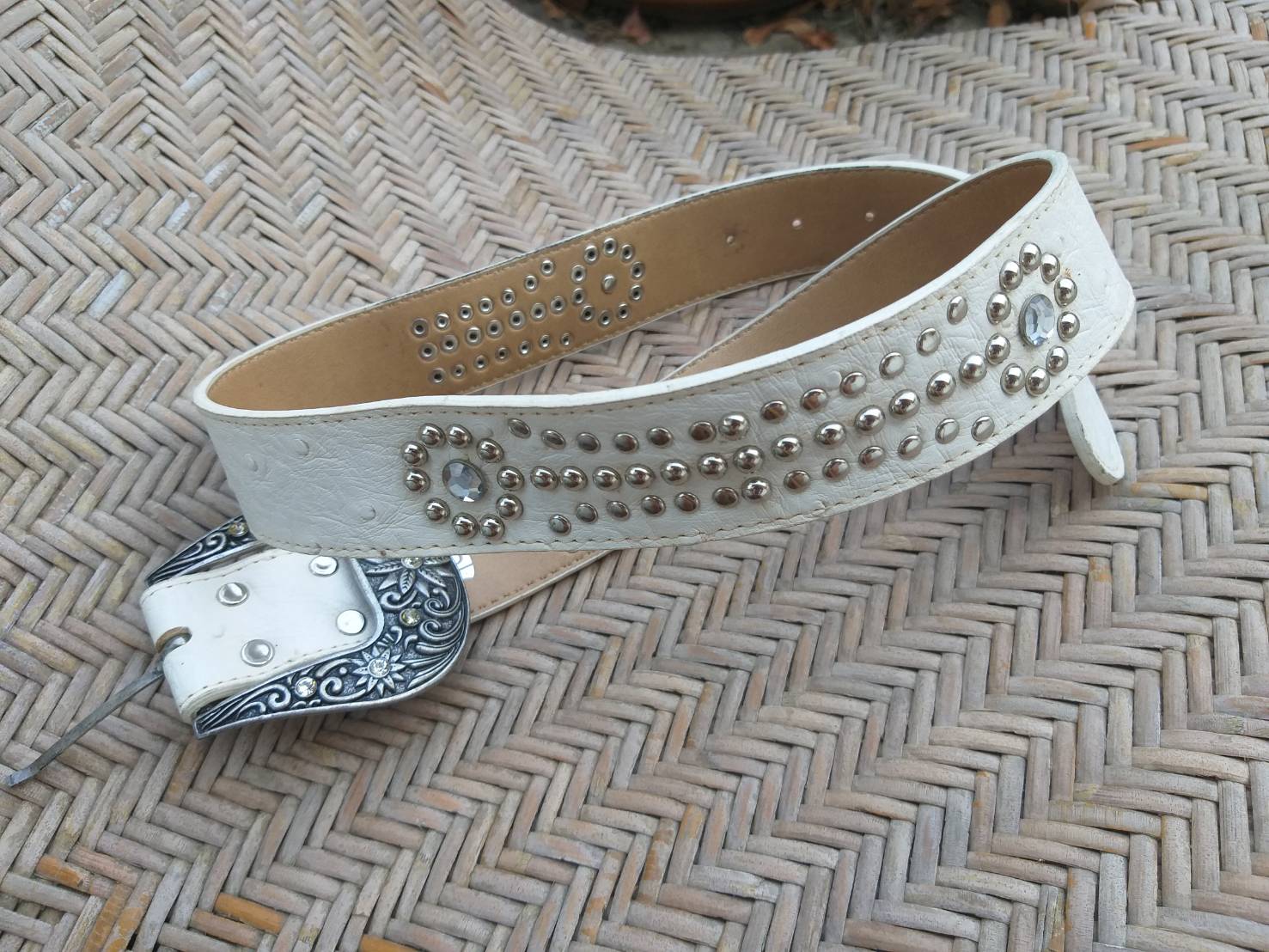 เข็มขัดหนังสวยมากเส้นนี้ ปักหมุด แนวร็อค