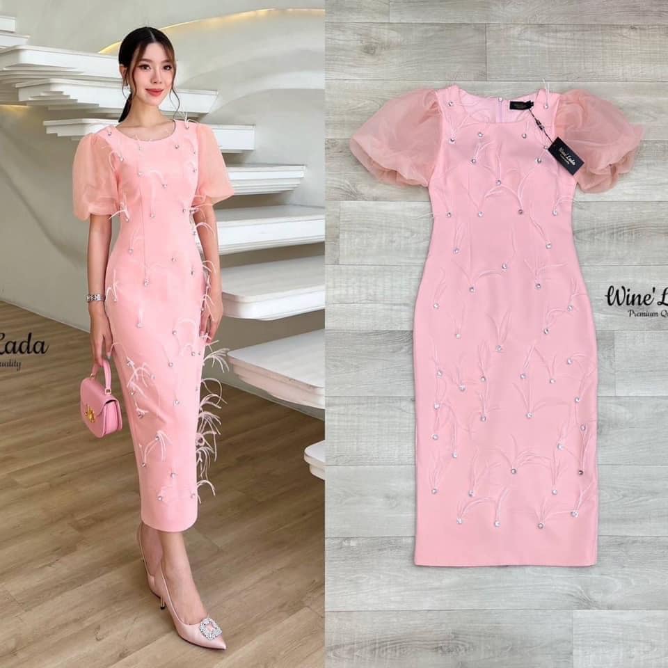 Dress. เดรสคอกลมมีแขนค่ะ แขนตุ๊กตาผ้าชีทรู แต่งอะไหล่เพชรและขนนกทั้งตัวแน่นๆ ทรงสวย ใส่สบาย สินค้าคุณภาพ (พร้อมส่ง)