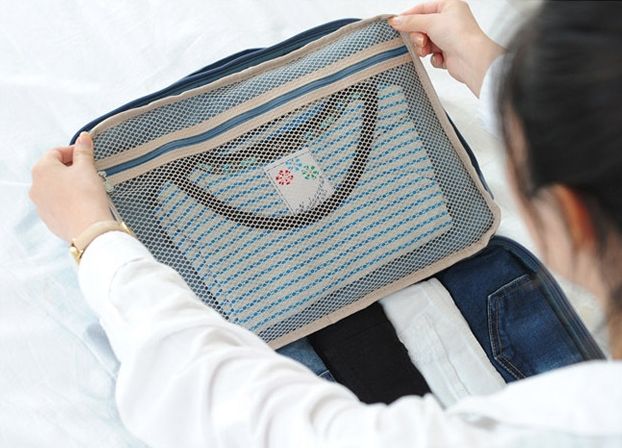 กระเป๋าจัดระเบียบเดินทาง, กระเป๋าจัดระเบียบเสื้อผ้า เสียบที่จับของกระเป๋าเดินทางได้ มีช่องใส่สองชั้นกั้นด้วยช่องตาข่าย ผลิตจากโพลีเอสเตอร์กันน้ำ