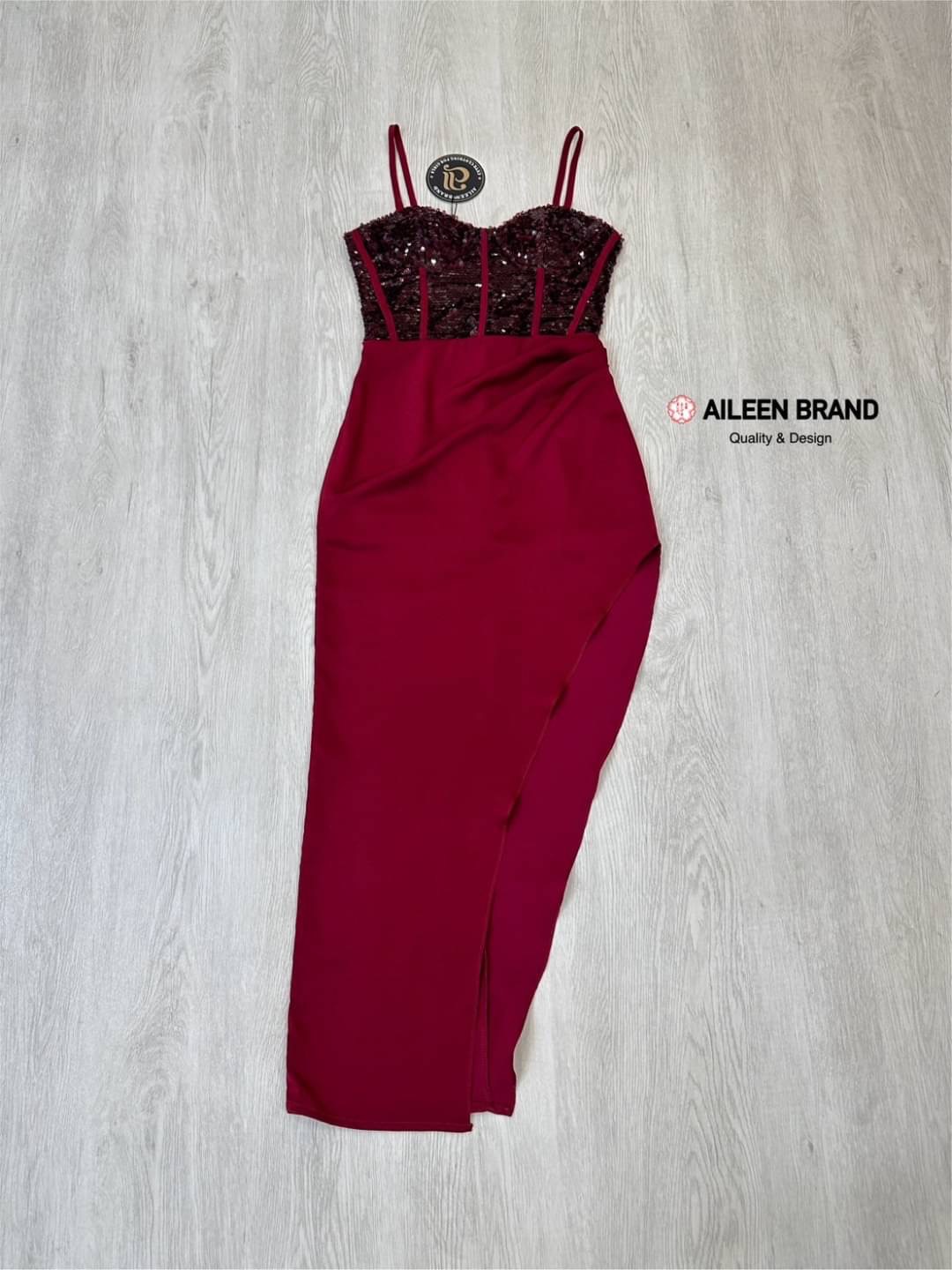 เดรสยาว ท่อนบนสายสปาเก็ตตี้ตีเกร็ดล๊อคทรงแบบคอร์เซ็ท ปักเลื่ิอมทั้งตัว ( เสริมฟองน้ำและซิปหลังซ่อนอย่างดี ) ช่วงกระโปรงแต่งด้วยผ้าสีพื้นจับจีบไขว้ด้านข้างยาวถึงข้อเท้าผ่าสูงปรี๊ดถึงช่วงต้นขา เนื้อผ้าดีมีซับในทั้งชุด ใส่สบาย : สินค้าคุณภาพ (พร้อมส่ง)