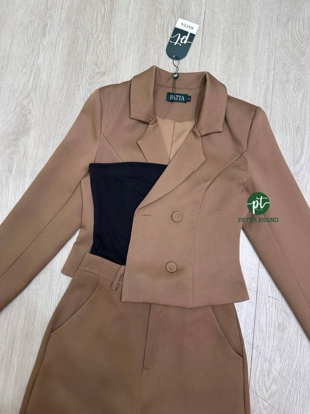 Set 3 ชิ้นสีน้ำตาลเสื้อสูทตัวสั้นแขนยาวคอปกกระดุมคู่ด้านหน้าใช้งานได้จริง ชายแขนแต่งกระดุมหลอก มาคู่กับเสื้อเกาะอกตัวในสีดำผ้าร่องยืดได้ มาพร้อมกับกางเกงขายาวทรงกระบอกเล็ก ใส่สบาย : สินค้าคุณภาพ (พร้อมส่ง)