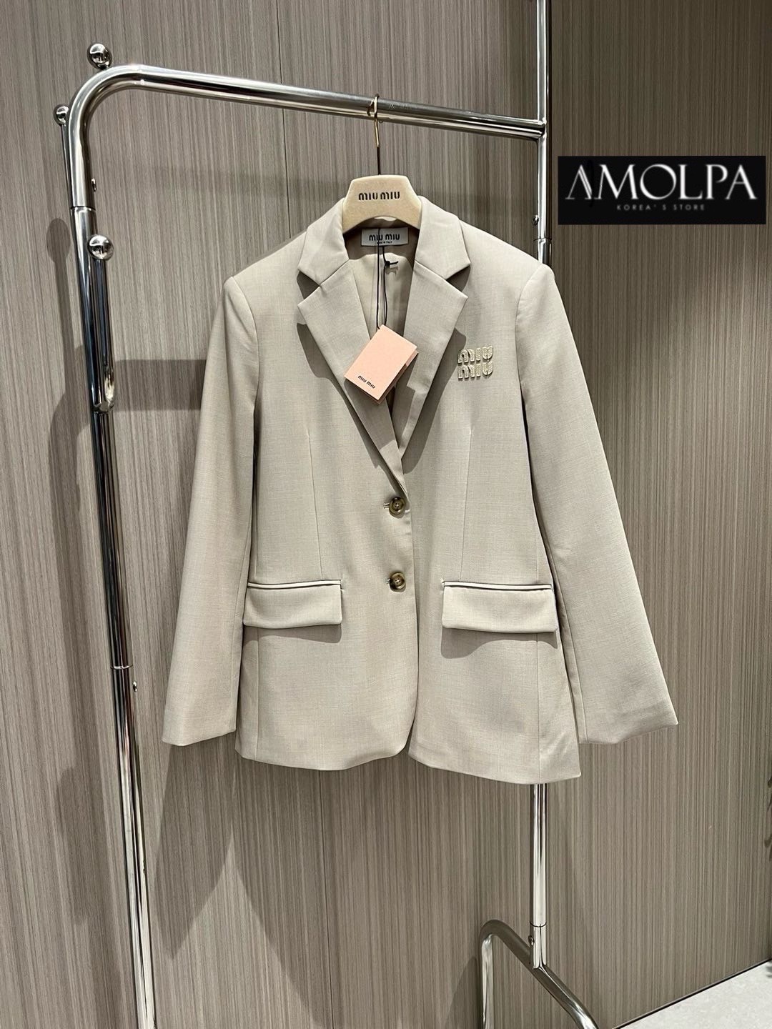 สูท MIU MIU งาน hiend. สวยหรู งานดีมากกก ผ้าอย่างหนัก มีซับในในตัว งานเนี๊ยบ *** งานการันตรี คุณภาพดีสุดๆคะ ใส่สบาย : สินค้าคุณภาพ (พร้อมส่ง)