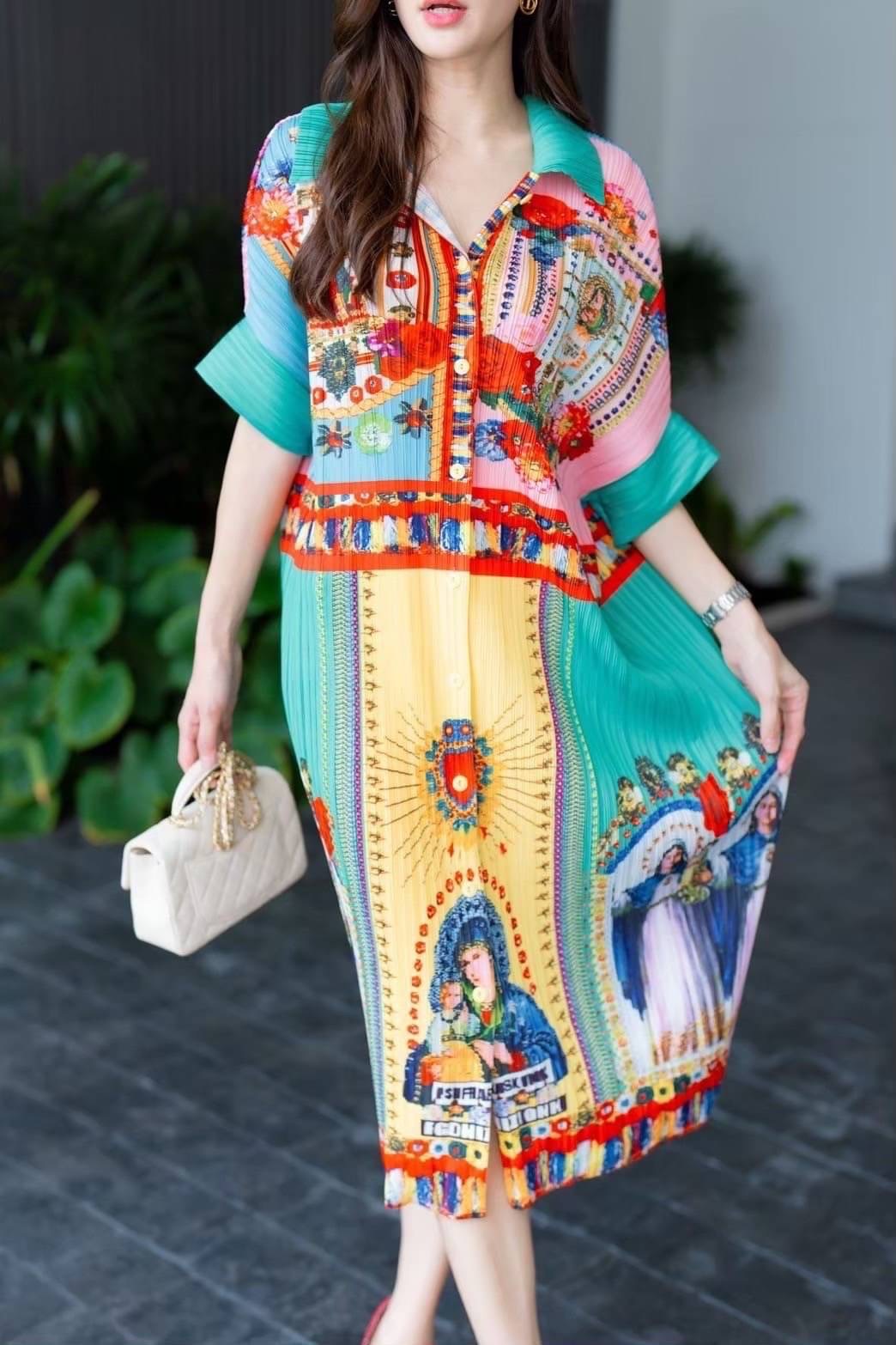 เดรสพลีทตัวยาวคอปกใหญ่ ทรงไหล่ล้ำ พับแขนเบิ้ล เกร๋กรู๊ดดด งานอัดพลีท 100% พลีท AA Premium 🎡🎢 ลายกราฟฟิค ใส่สบาย : สินค้าคุณภาพ (พร้อมส่ง)