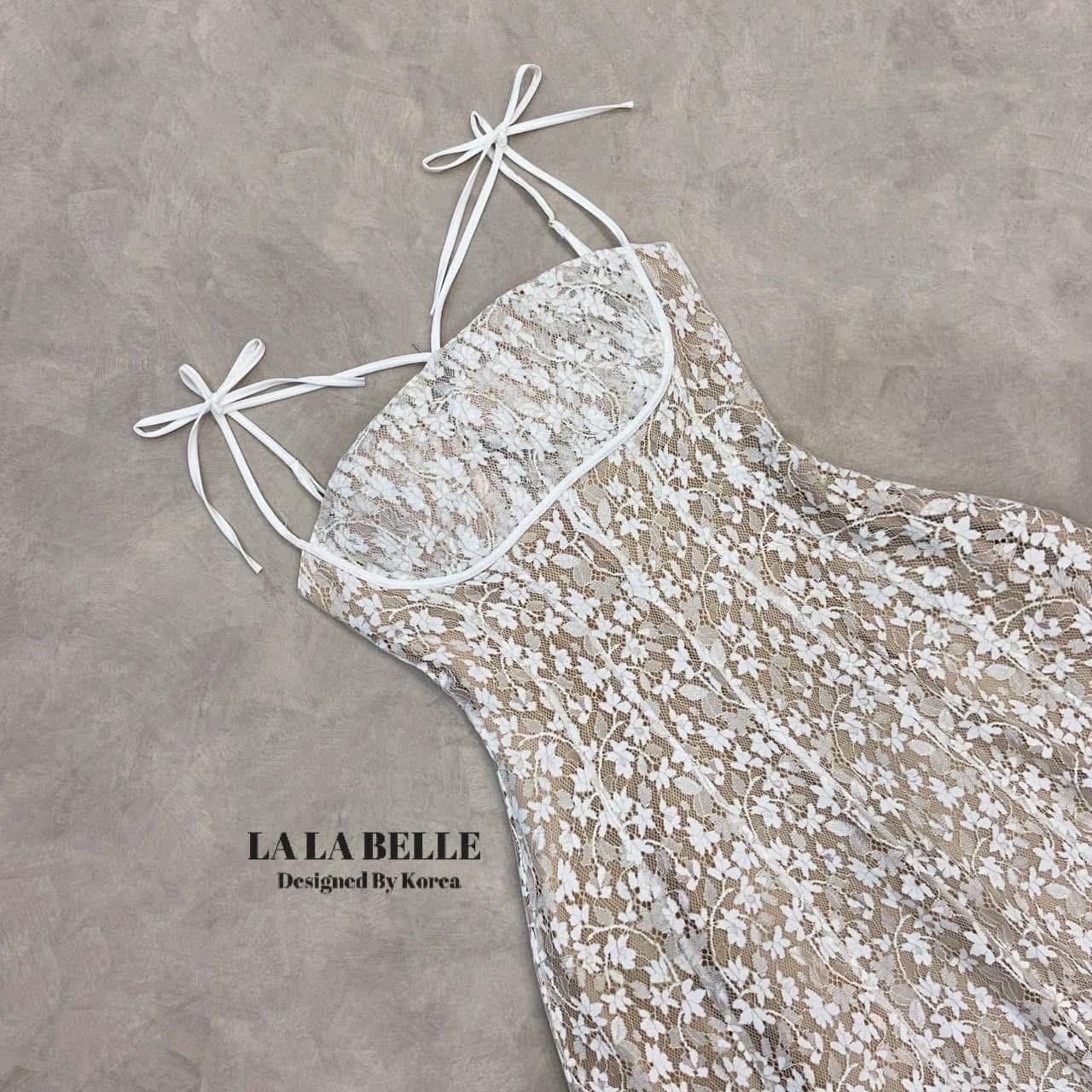 แม็กซี่เดรสลูกไม้ลายดอกไม้เล็กๆทั้งชุดทรงสายเดี่ยวปรับสายได้ช่วงด้านหน้ามีสายไขว้ผูกโบว์2ข้างช่วงก่อนถึงไหล่เอวเข้ารูปเข้าทรงเย็บเก็บทรงให้ซิปหลังกระโปรงใช้ผ้าเยอะ ใส่สบาย : สินค้าคุณภาพ (พร้อมส่ง)