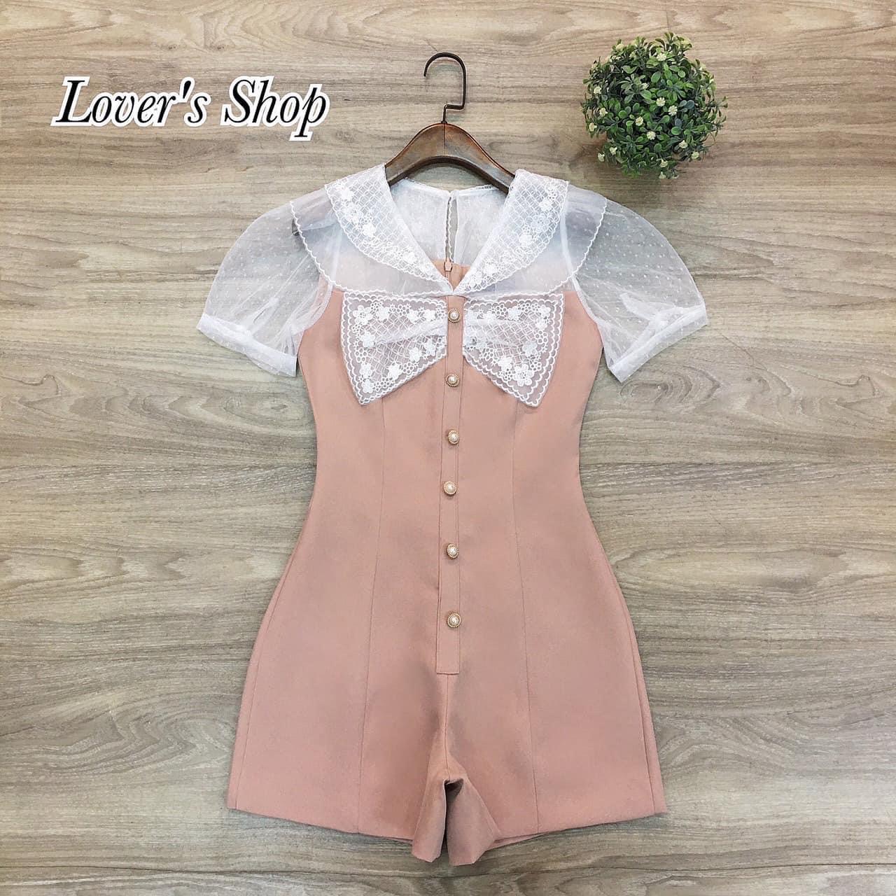 จั้มสูทกางเกงขาสั้น ดีเทลช่วงบนเป็นผ้าลูกไม้เนื้อนุ่ม คอปกน่ารัก ช่วงอกแต่งโบว์ ช่วงกางเกงเป็นผ้าพื้นอัดผ้ากาวอย่างดี สินค้าคุณภาพ (พร้อมส่ง)