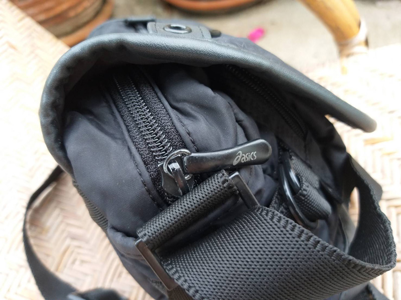 กระเป๋าสะพายใบย่อม asics (ของใหม่)