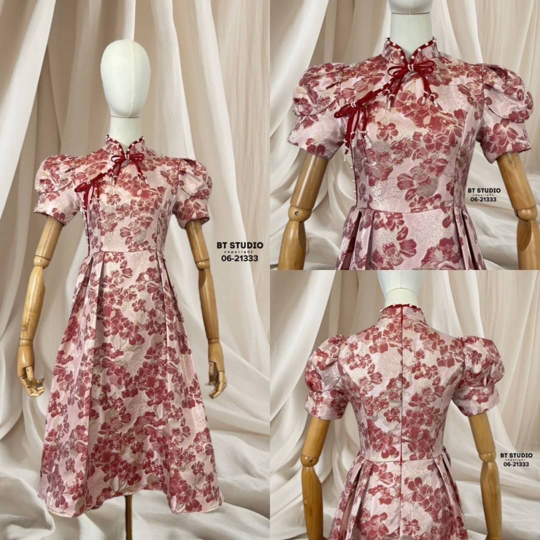 เดรสคลุมเข่างานผ้าทอลายแจ๊คกาดงานสวยเนื้อผ้าปักทอลายทั้งตัวอย่างดี แต่งกุ้นแทบสีแดงและมุกแต่งโบ 2 ชิ้น สามารถเลือกติดได้ ใส่สบาย : สินค้าคุณภาพ (พร้อมส่ง)