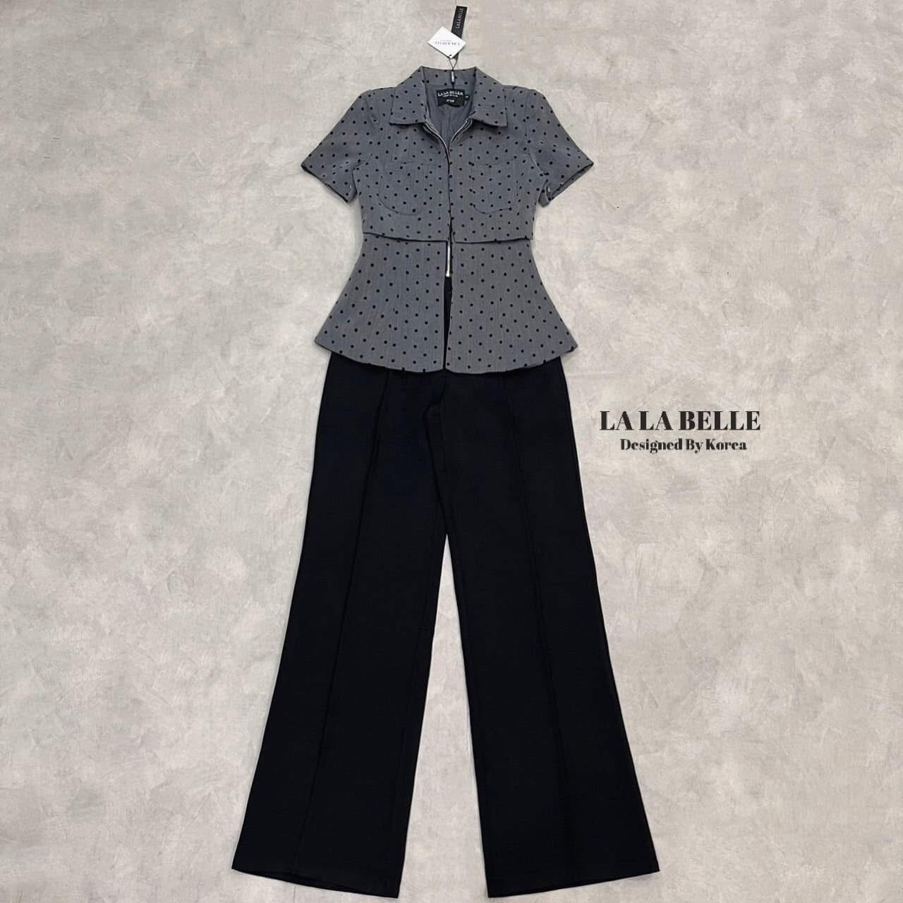 เซตนี้คือสวยแพงมากเสื้อทรงยาวคอปกซิปกน้าแขนสั้นเอวเข้าทรงชายระบายอกแต่งกระเป๋า2ข้างเนื้อผ้ามีเทคเจอร์ในตัวลายจุดเป็นกำมะหยี่ผ้าดีสุดๆใส่คู่กับกางเกงขายาวสีดำตีเกล็ดหน้า ใส่สบาย : สินค้าคุณภาพ (พร้อมส่ง)