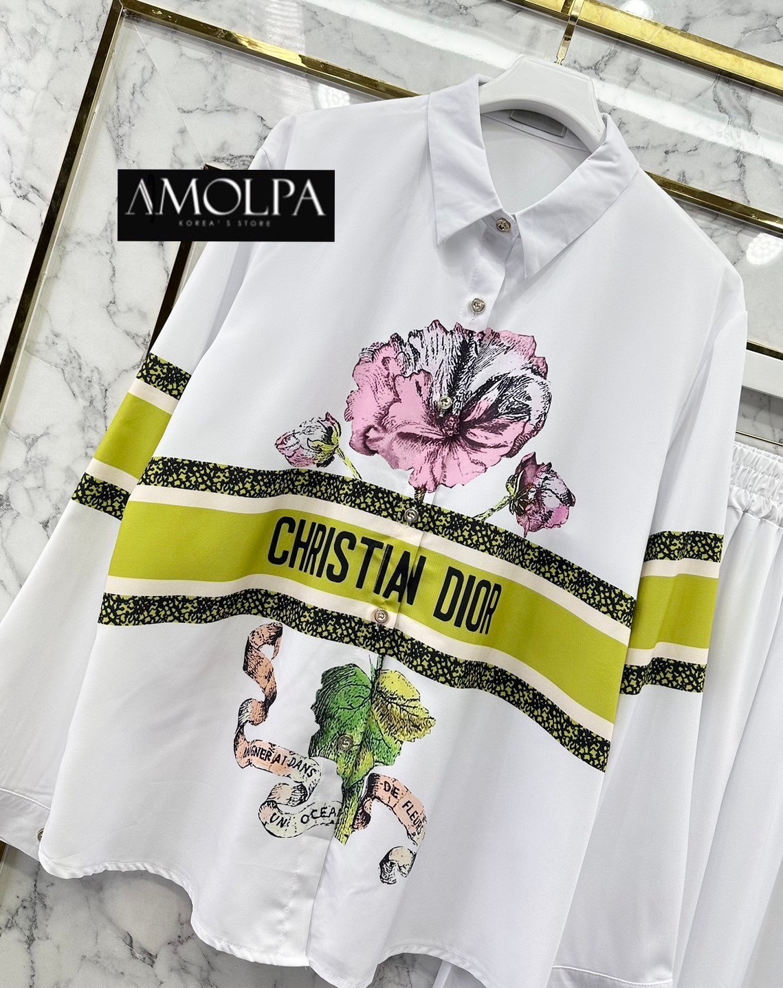 SET PAJAMAS DIOR งานใหม่ ตัวเสื้อเป็นเชิ้ต DIOR. เด่นเป็นสง่า มาพร้อม กางเกงขายาว ใส่เข้ากันลงตัว สินค้าคุณภาพ (พร้อมส่ง)