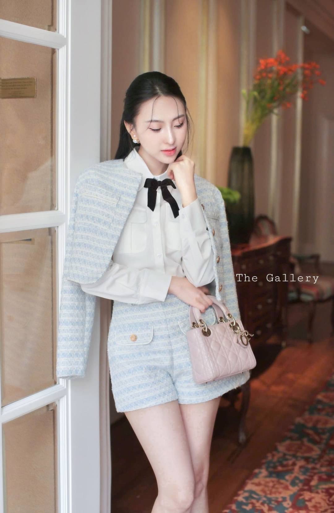 Set3ชิ้น เสื้อคลุมเบเซอร์ผ้าทวิต+เสื้อเชิ้ตสีขาว+กางเกงขาสั้น+ใส่คลุมสวยๆ เข้าเซ็ตหรือแยกแมตท์ได้หมดเลยจ้า เนื้อผ้าทวิต มีเทคเจอร์หรูหรามากๆค่ะ ใส่สบาย : สินค้าคุณภาพ (พร้อมส่ง)